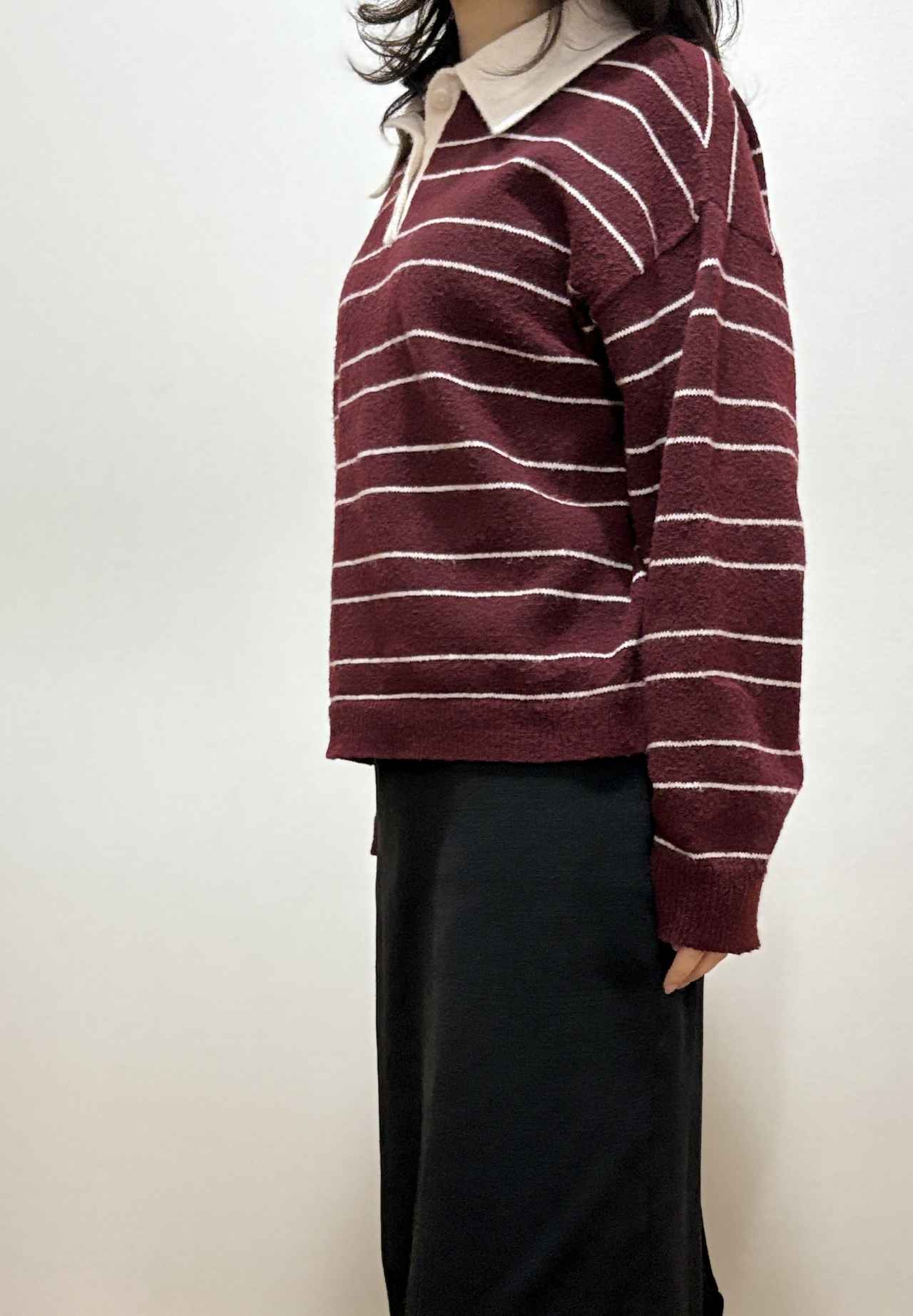 画像: えんじ色ニット ✕ 黒スカート