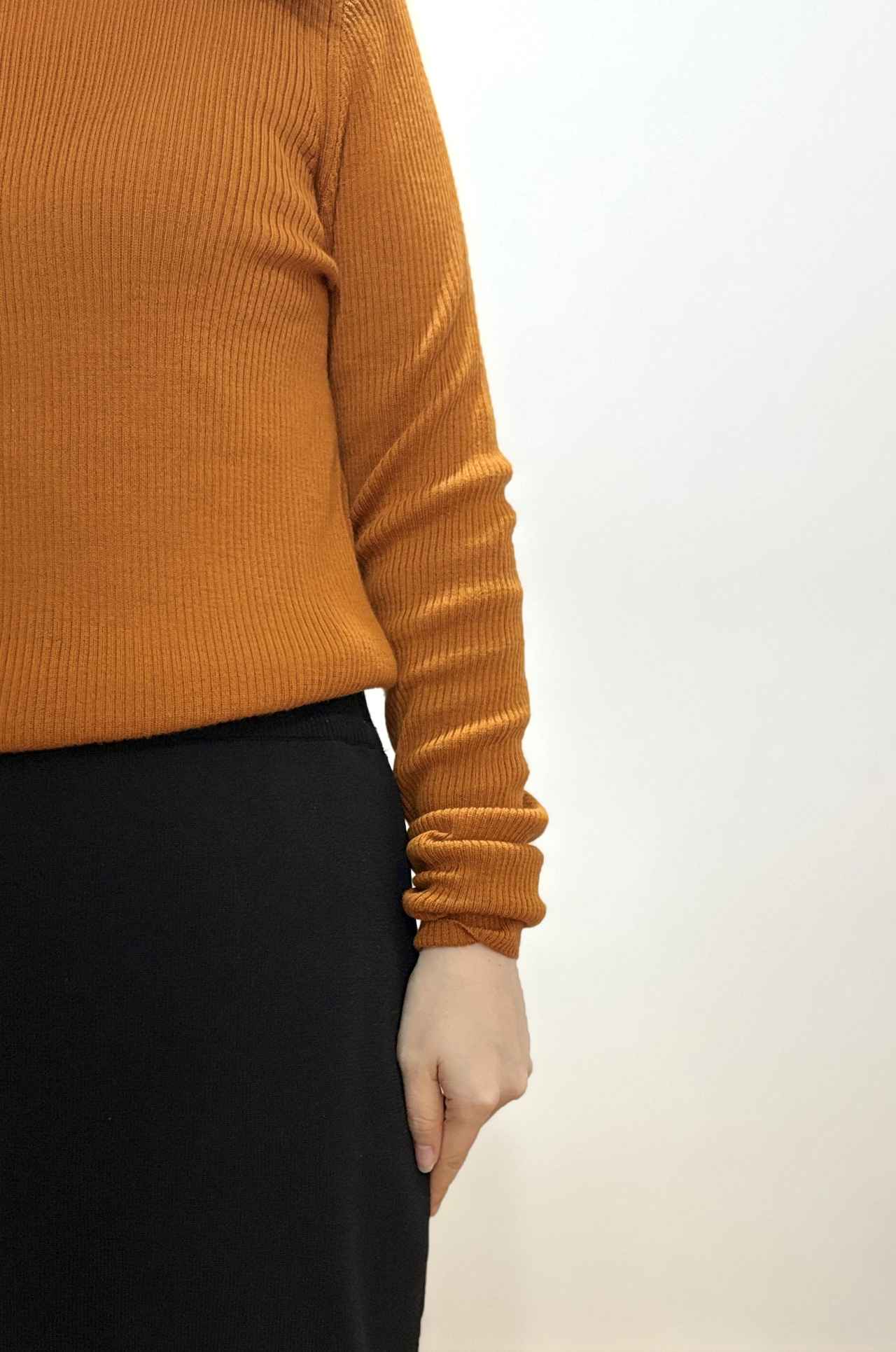 画像: オレンジリブトップス ✕ タイトスカート