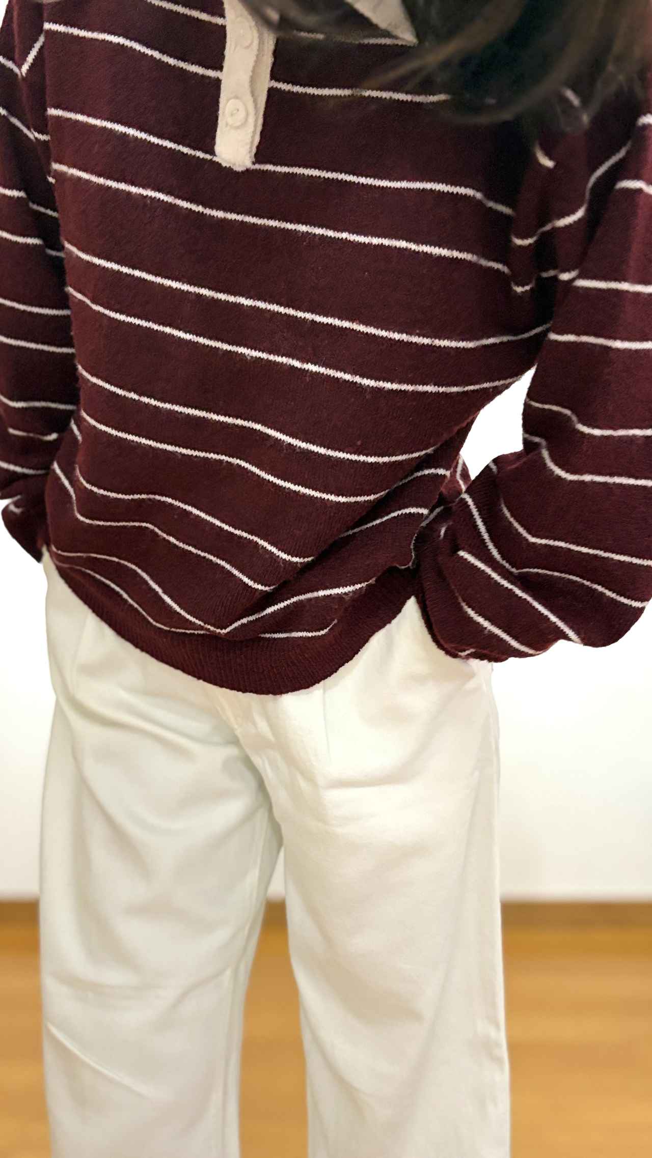 画像: えんじ色ニット ✕ 白デニム