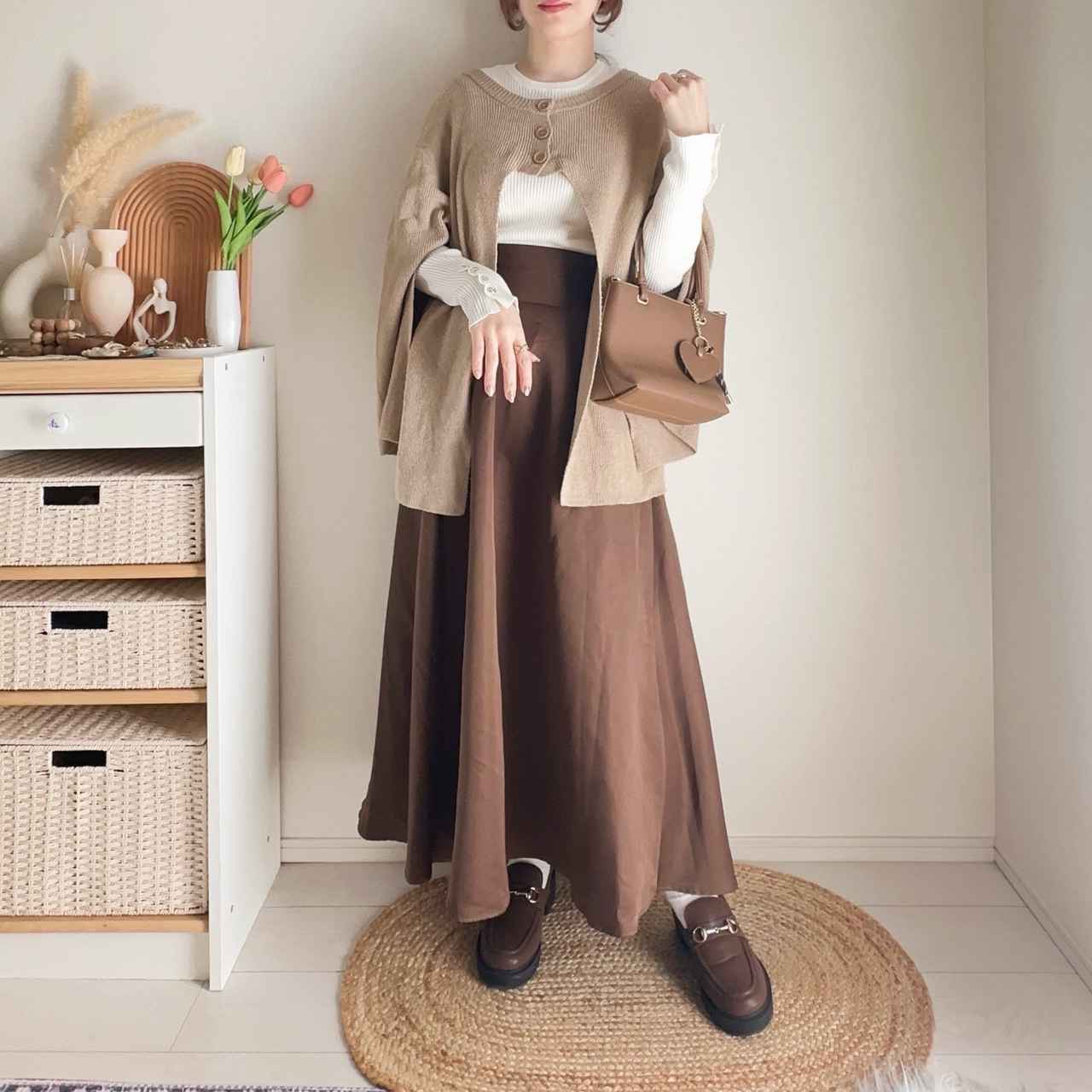 画像: 袖スリットニットと合わせてディテールを楽しむ