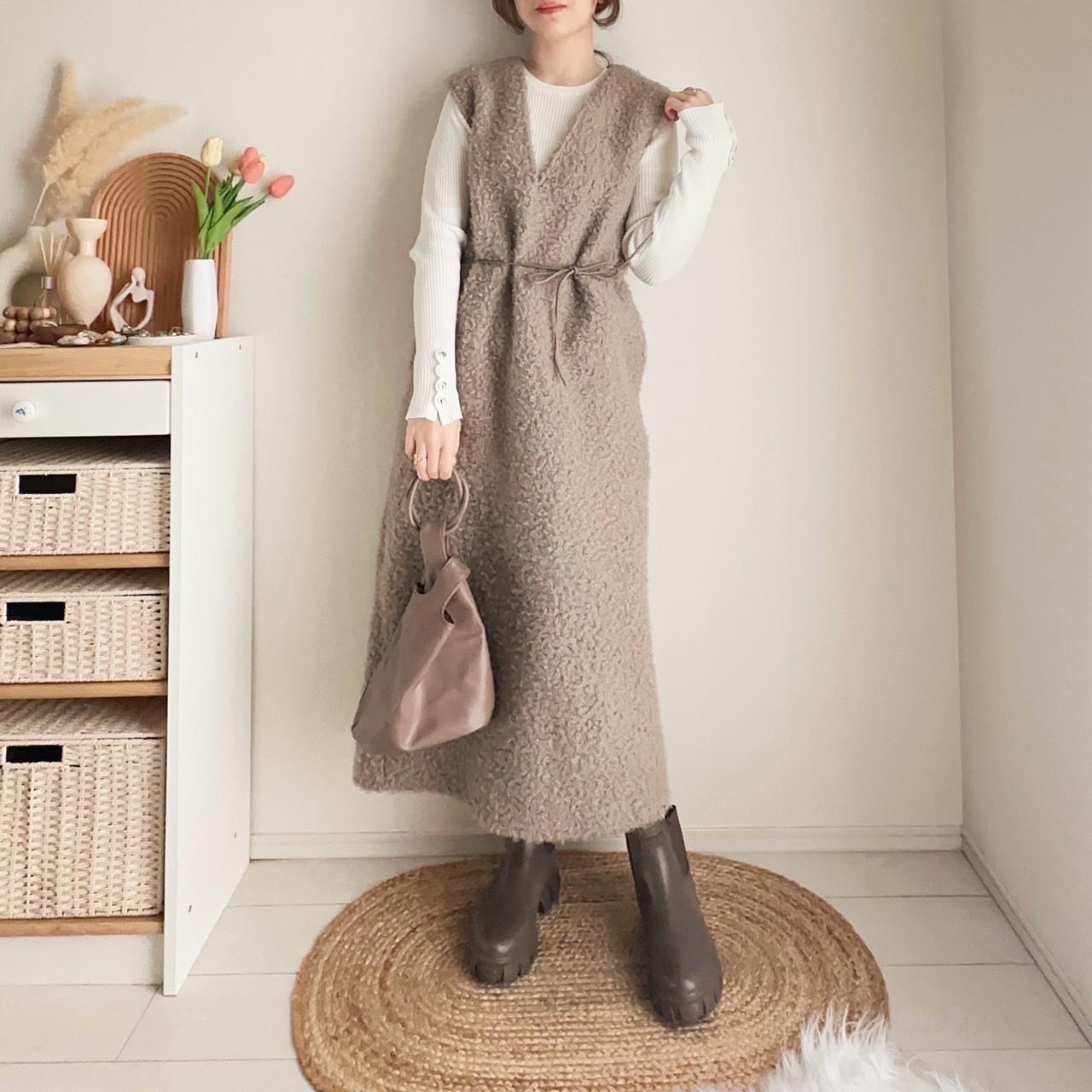 画像: ジャンパースカート合わせで上品な大人コーデ