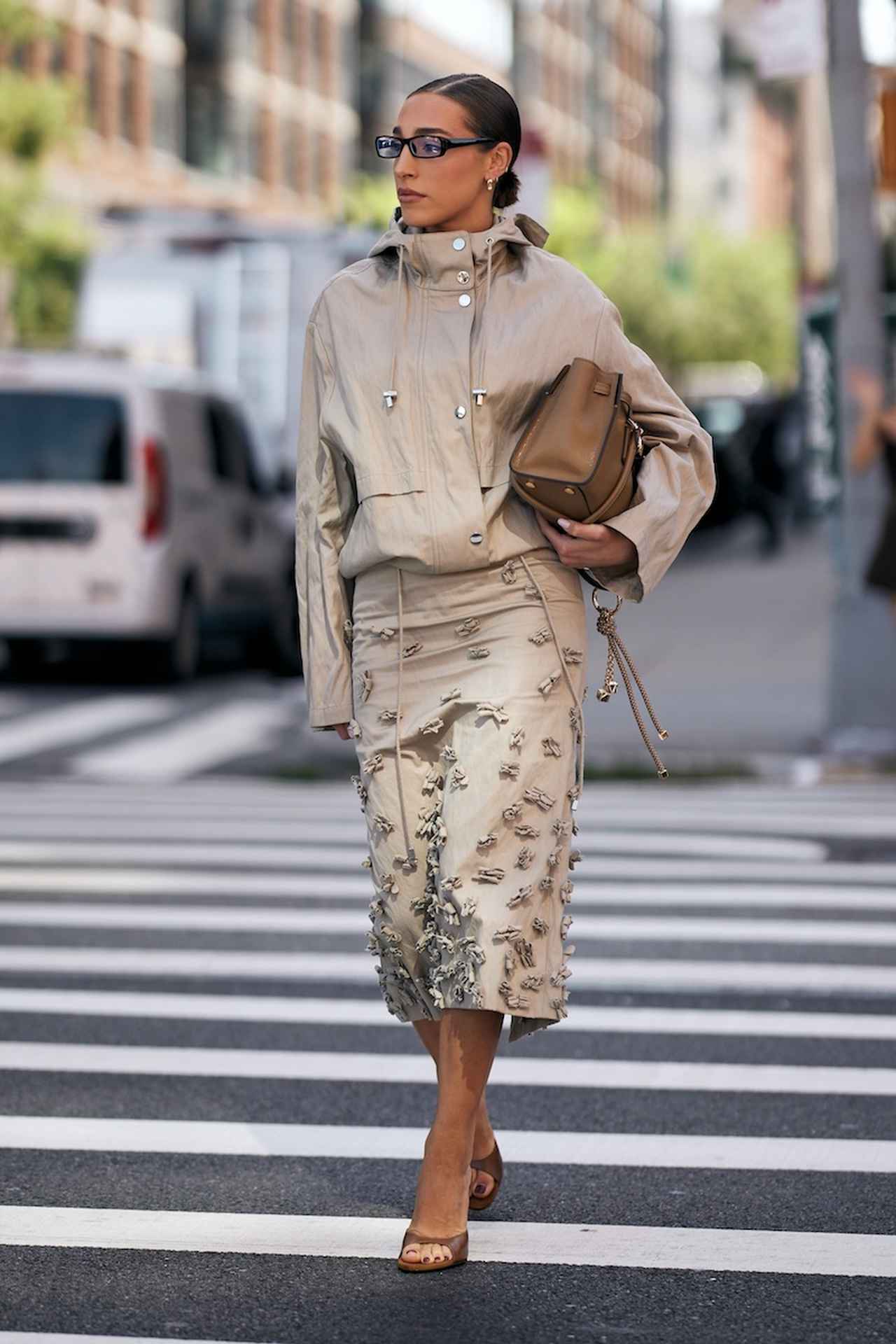 画像: 柔和なベージュに任せフェミニンスポーティを堪能