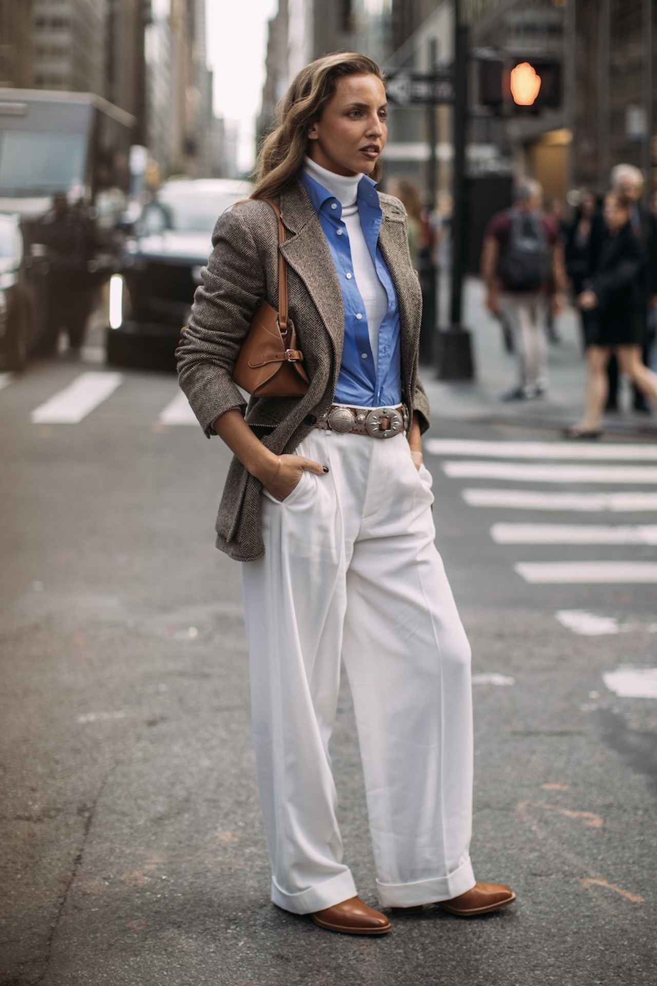 画像: 白の上下が間延びしないよう水色シャツを挟む