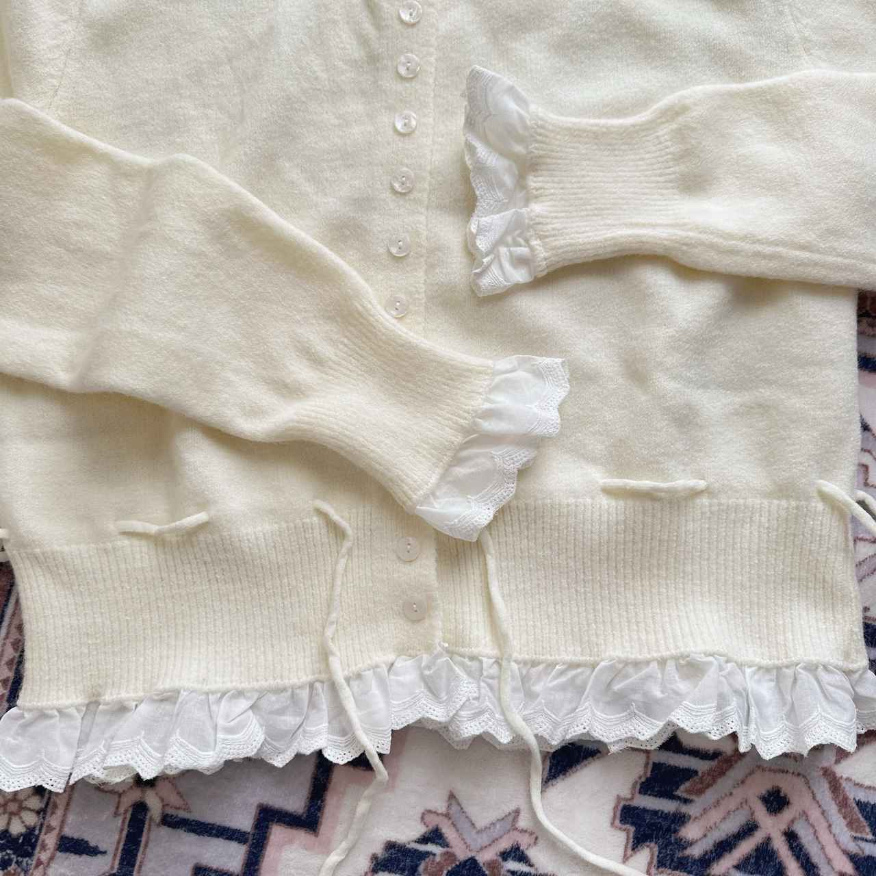 画像: 袖と裾のフリルがさりげないアクセント