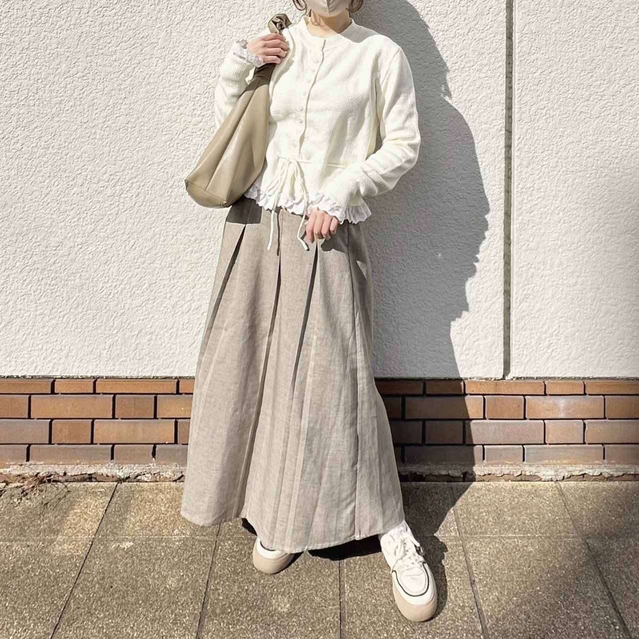 画像: プリーツスカートで程よくカジュアルに