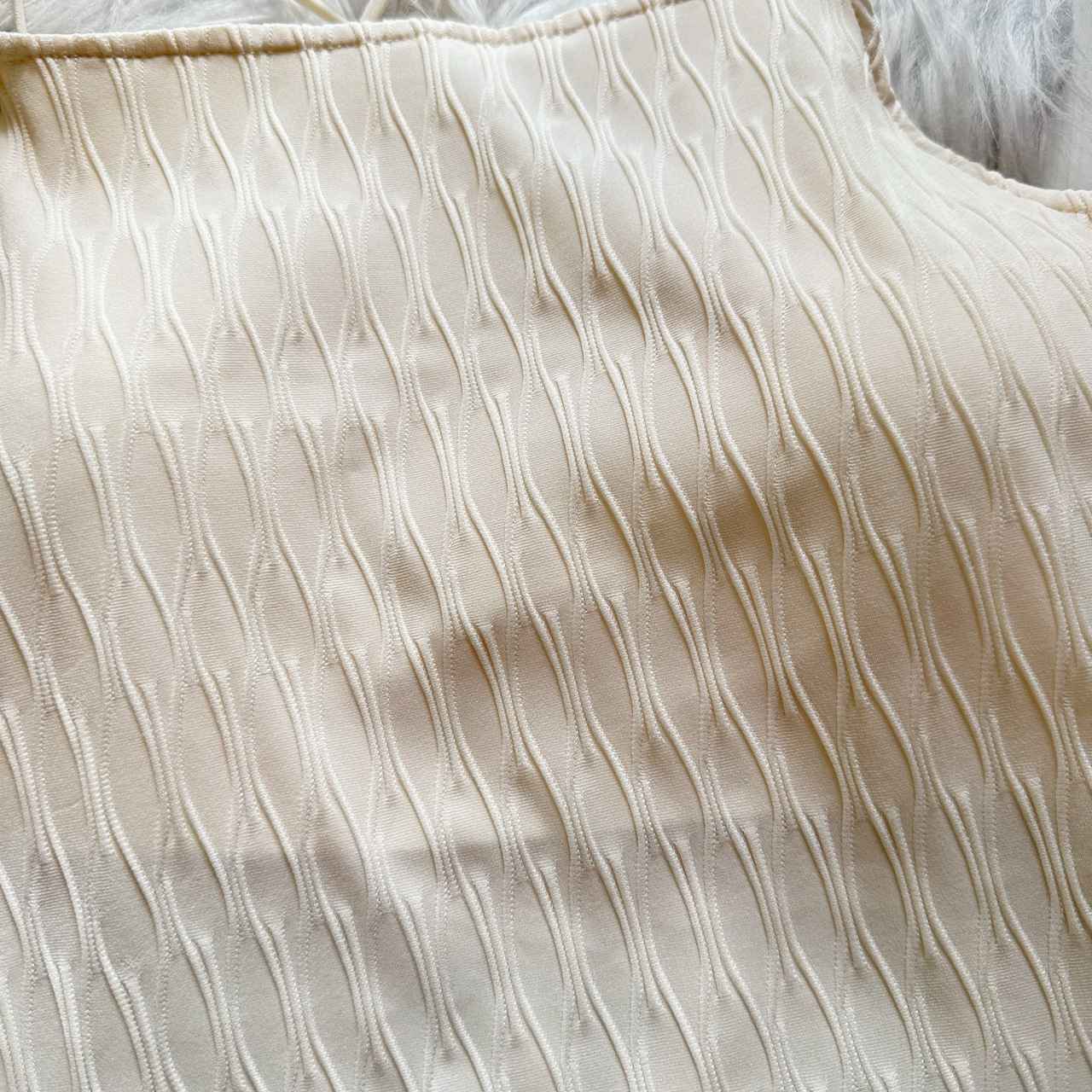 画像: 立体感のある素材でシンプルすぎない表情に