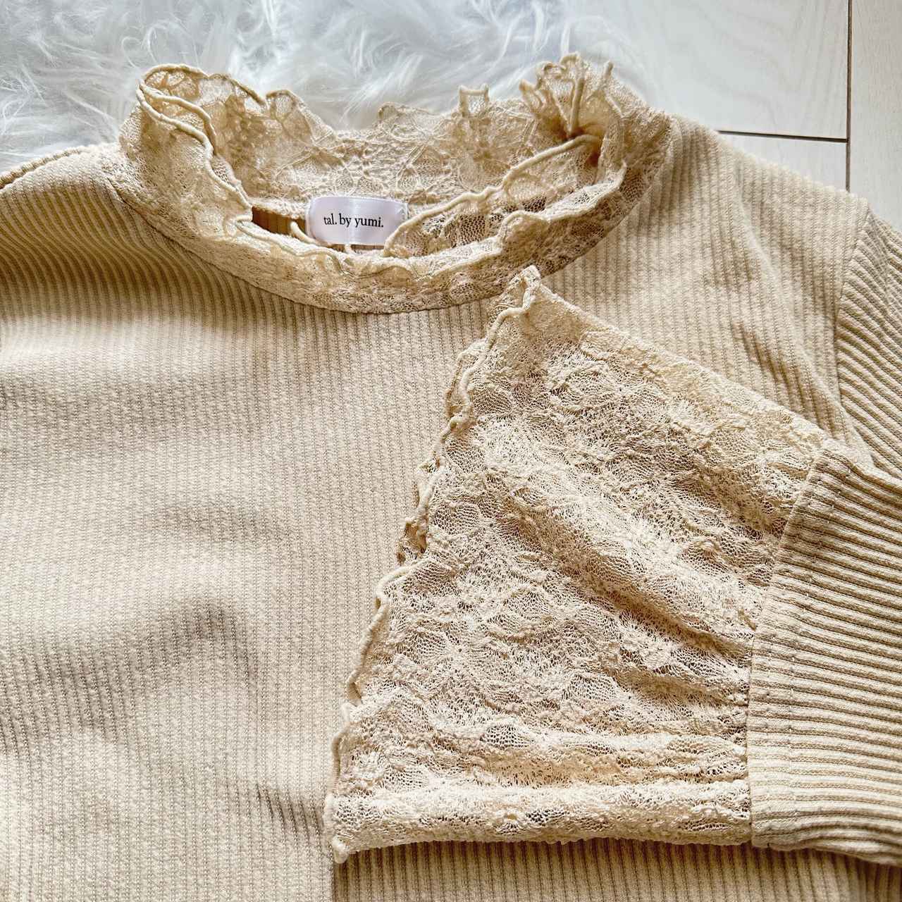 画像: レースディテールでほんのり華やかに