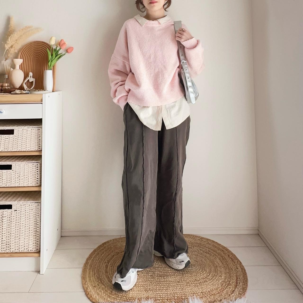 画像: ニットとの重ね着で奥行きのある着こなしに