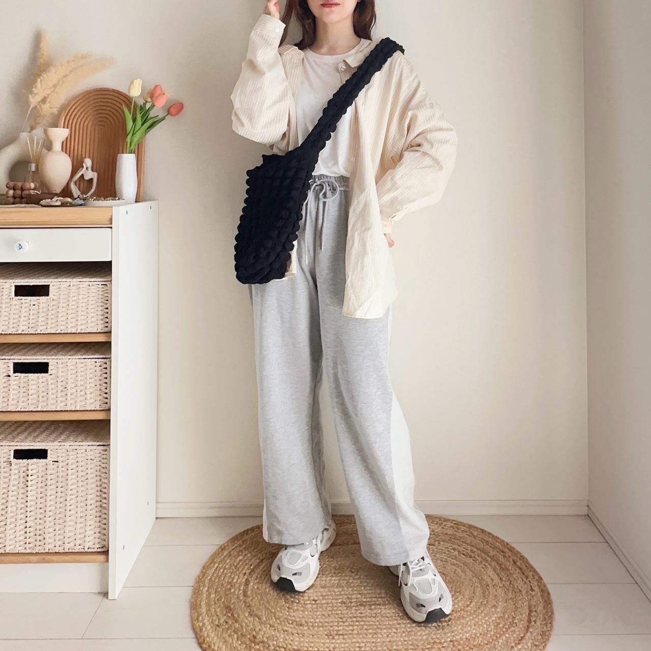 画像: ラフに羽織る、スウェットパンツコーデ