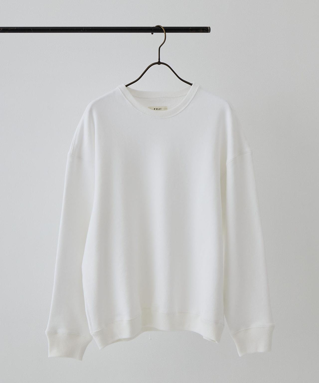 画像: スウェットトップス￥24,200（TOKYO BASE提供写真） key-timez.com