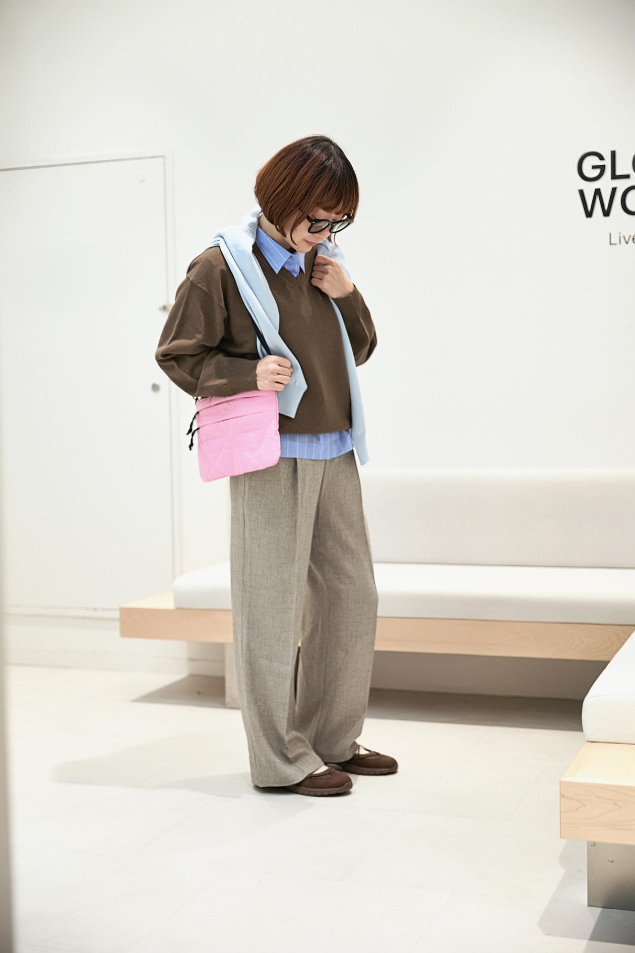 画像: 【GLOBAL WORK】ドライタッチVネックニット（ブラウン）¥3,990、ドライタッチVネックカーディガン（ライトブルー）¥4,490、シルキータッチシアーシャツ¥4,490、すっきりイージーパンツ¥3,990、エアかるクッションコードスニーカー¥4,990、キルティングサコッシュ¥2,490、UVカットアソートサングラス¥2,090