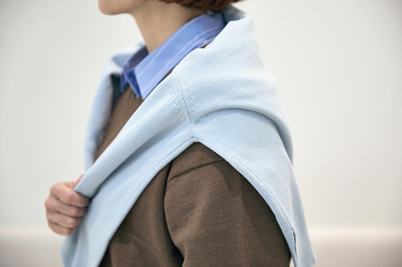 画像1: 色違いニットの重ね着が、寒暖差DAYの新しい定番に