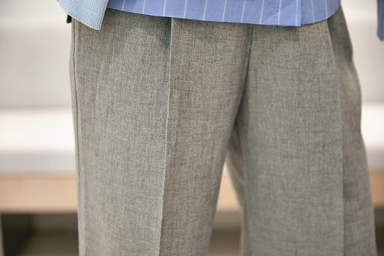 画像2: 色違いニットの重ね着が、寒暖差DAYの新しい定番に