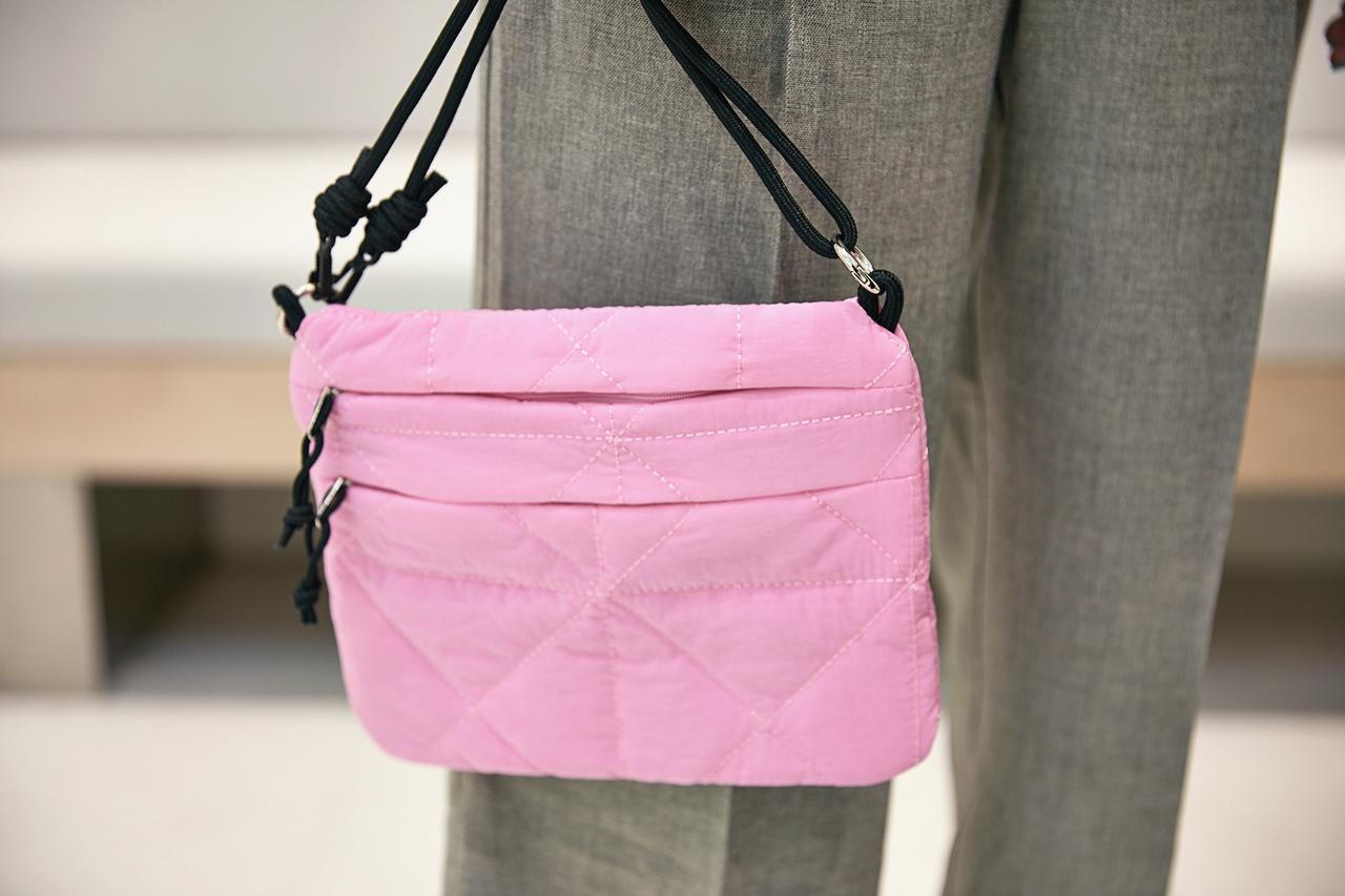 画像3: 色違いニットの重ね着が、寒暖差DAYの新しい定番に