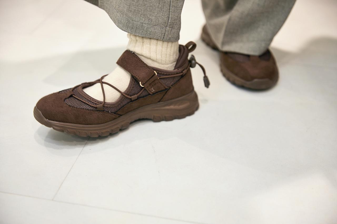 画像4: 色違いニットの重ね着が、寒暖差DAYの新しい定番に