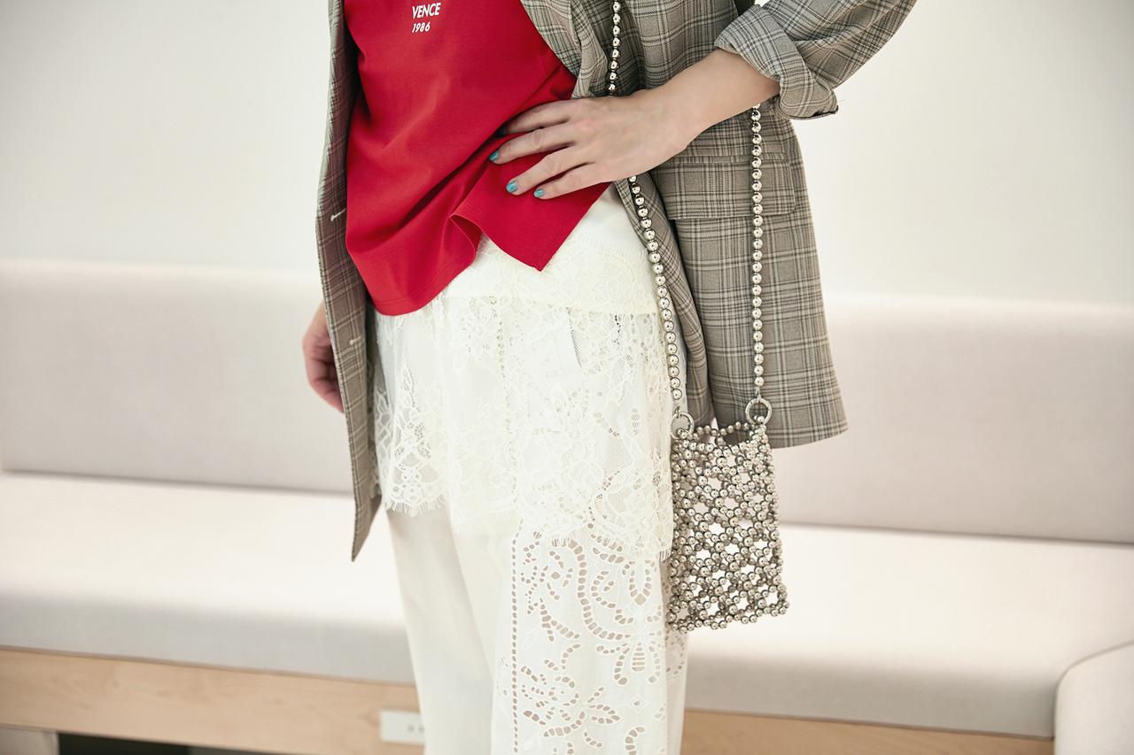 画像: 赤と“重ねレース”でつくる、清潔感あるモードスタイル