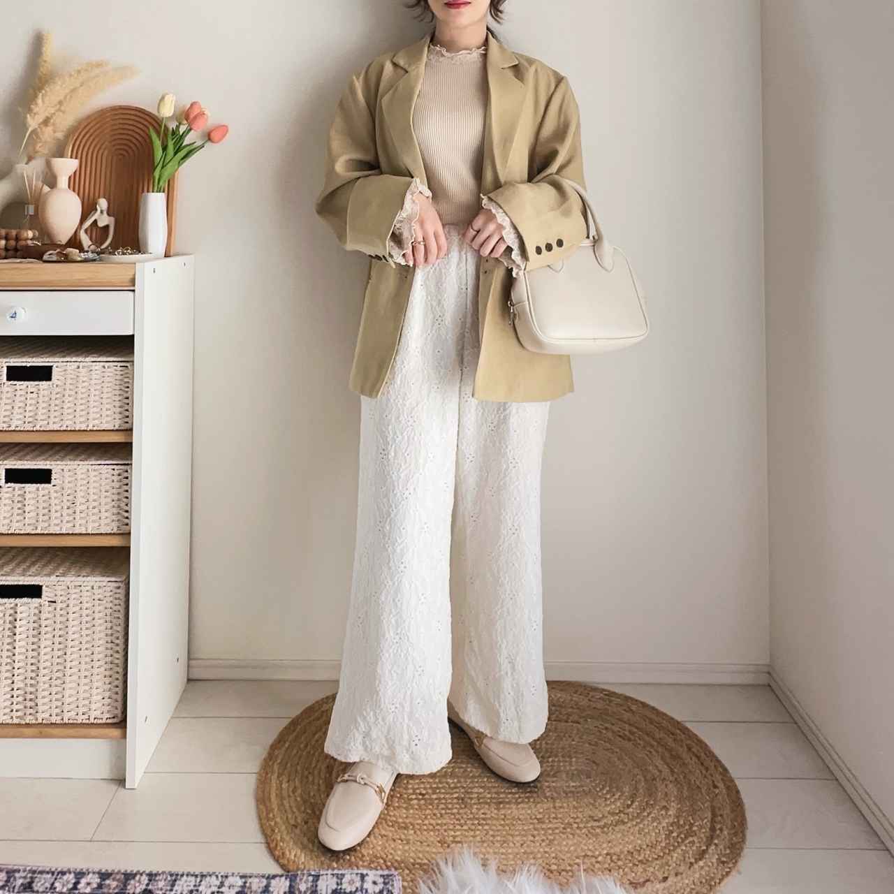 画像: 淡色でまとめたやさしげきれいめコーデ