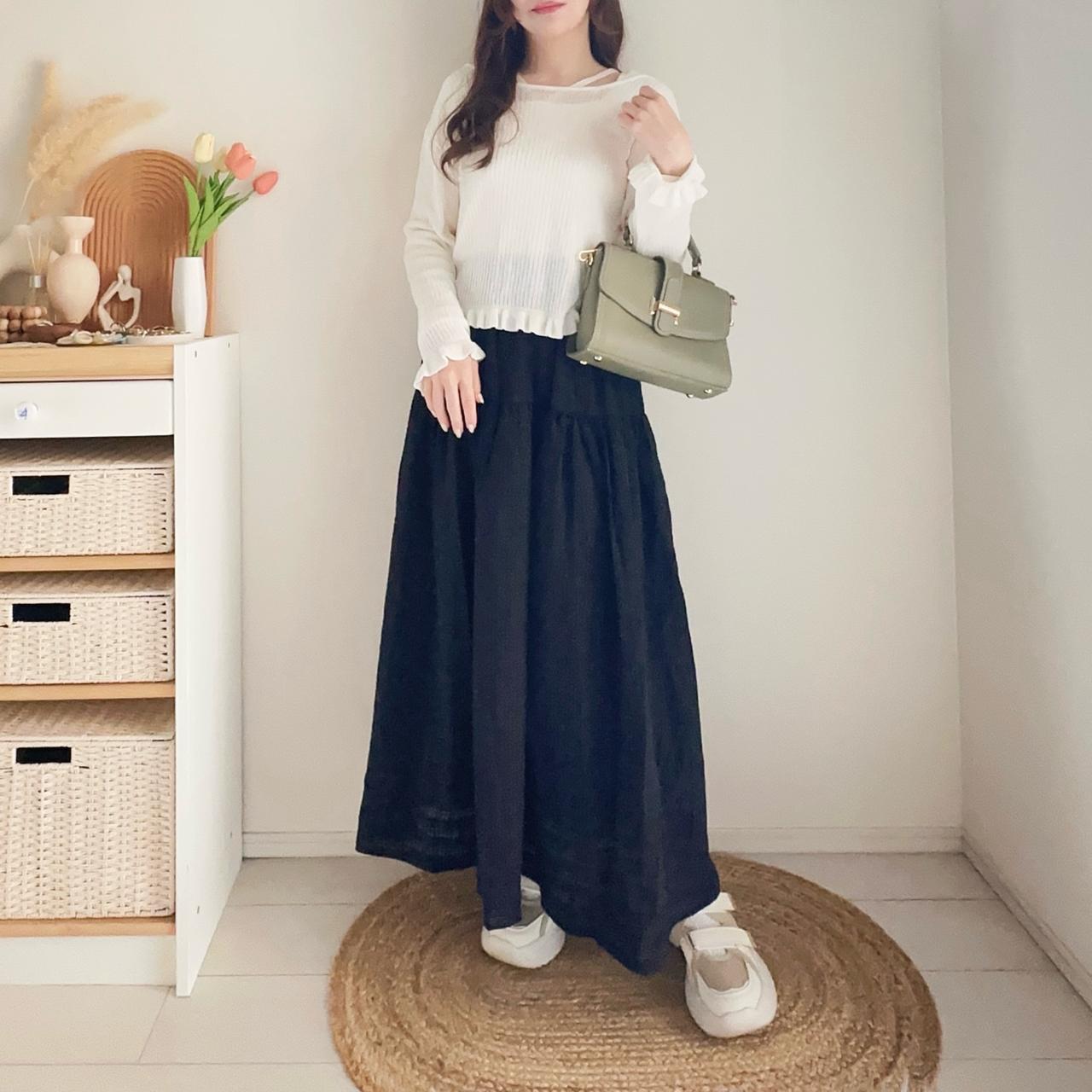 画像: シアートップスで軽やかに仕上げたモノトーンコーデ