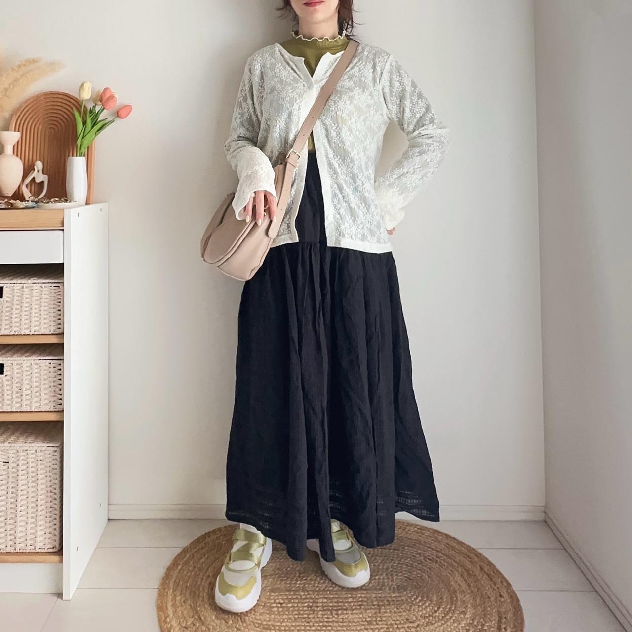 画像: カーディガンを重ねてつくる奥行きスタイル