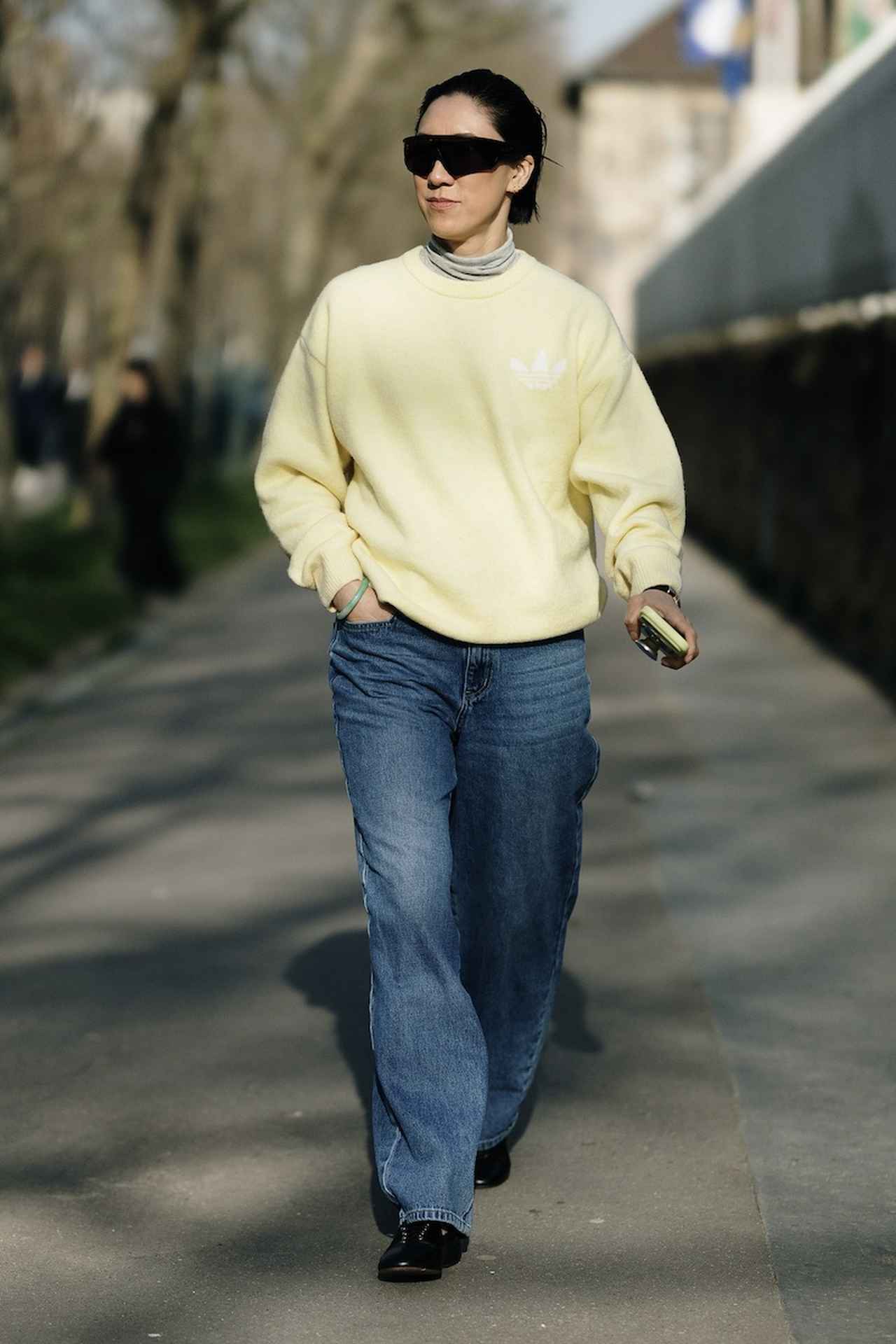 画像: 定番ブルーデニムを、春仕様に昇華