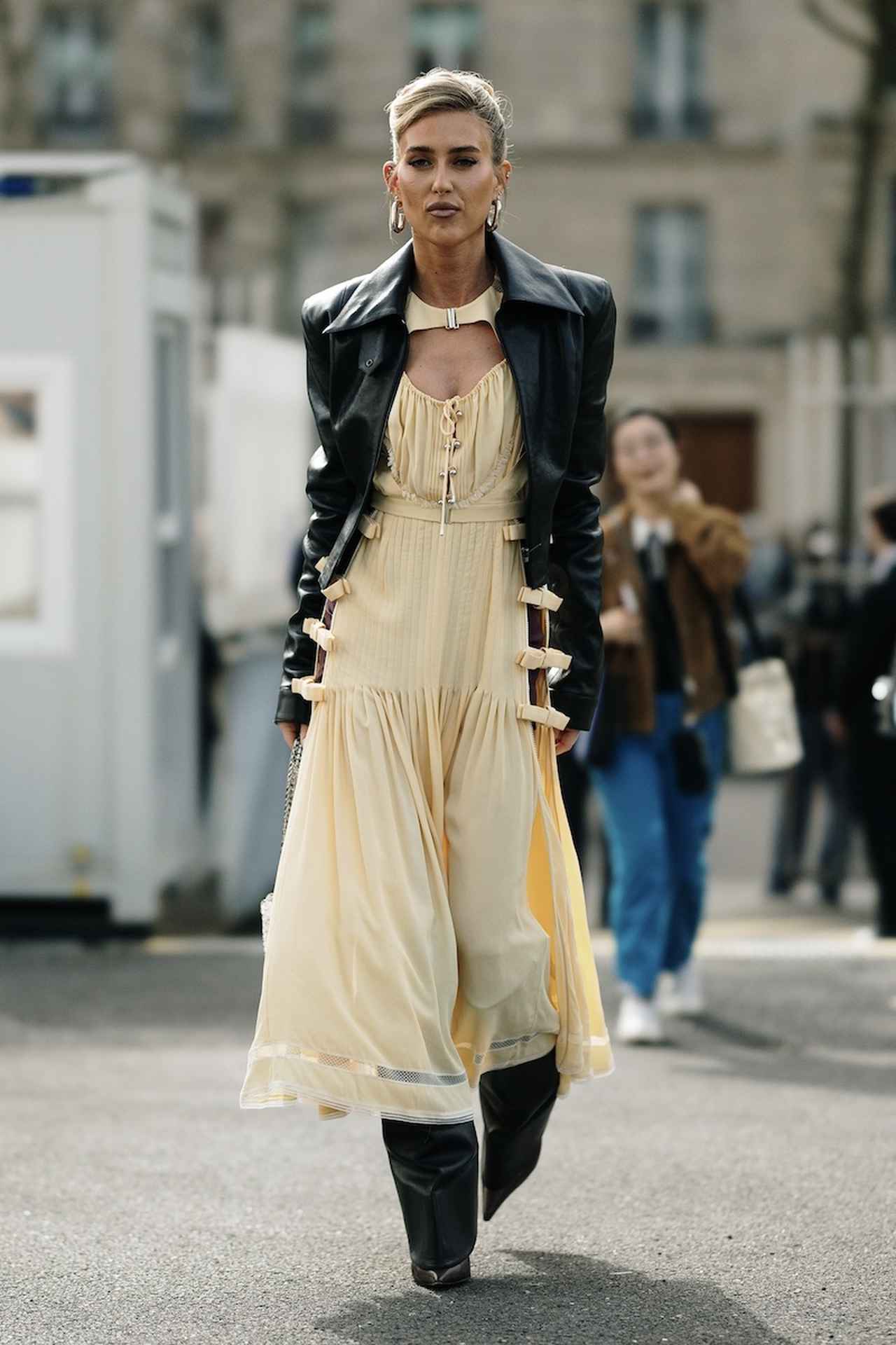 画像: モードな黒レザーをぶつけて甘辛ミックスに