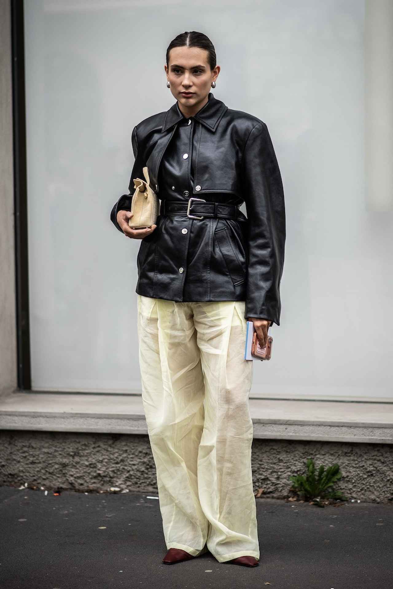 画像: 黒レザー × イエローシアーで緩急をつける