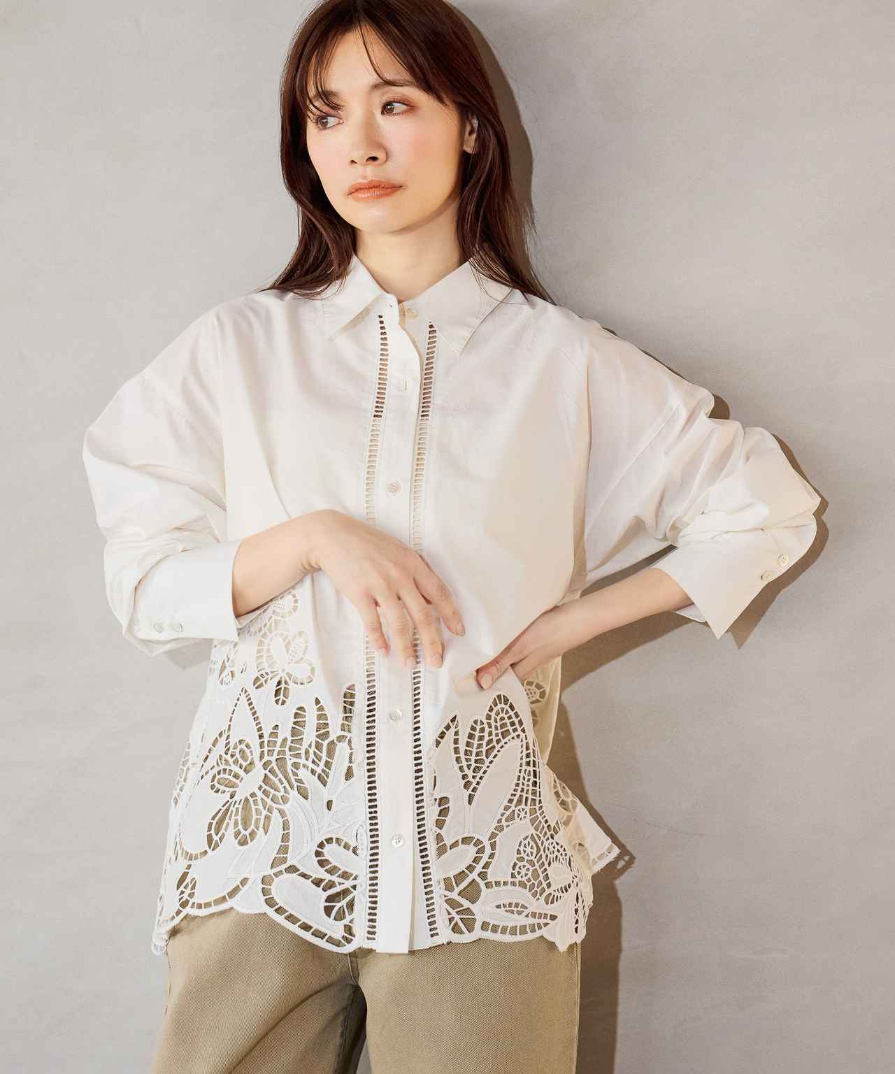 画像: 裾スカラップレギュラーシャツLS （オフ）¥12,100（ミスティウーマン） 出典：ミスティウーマン