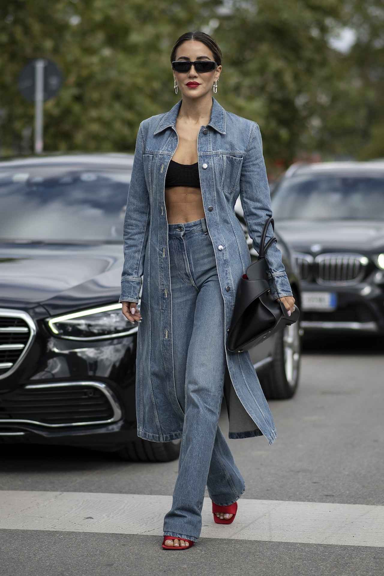 画像: 大胆な肌見せが成立するのはデニムだからこそ