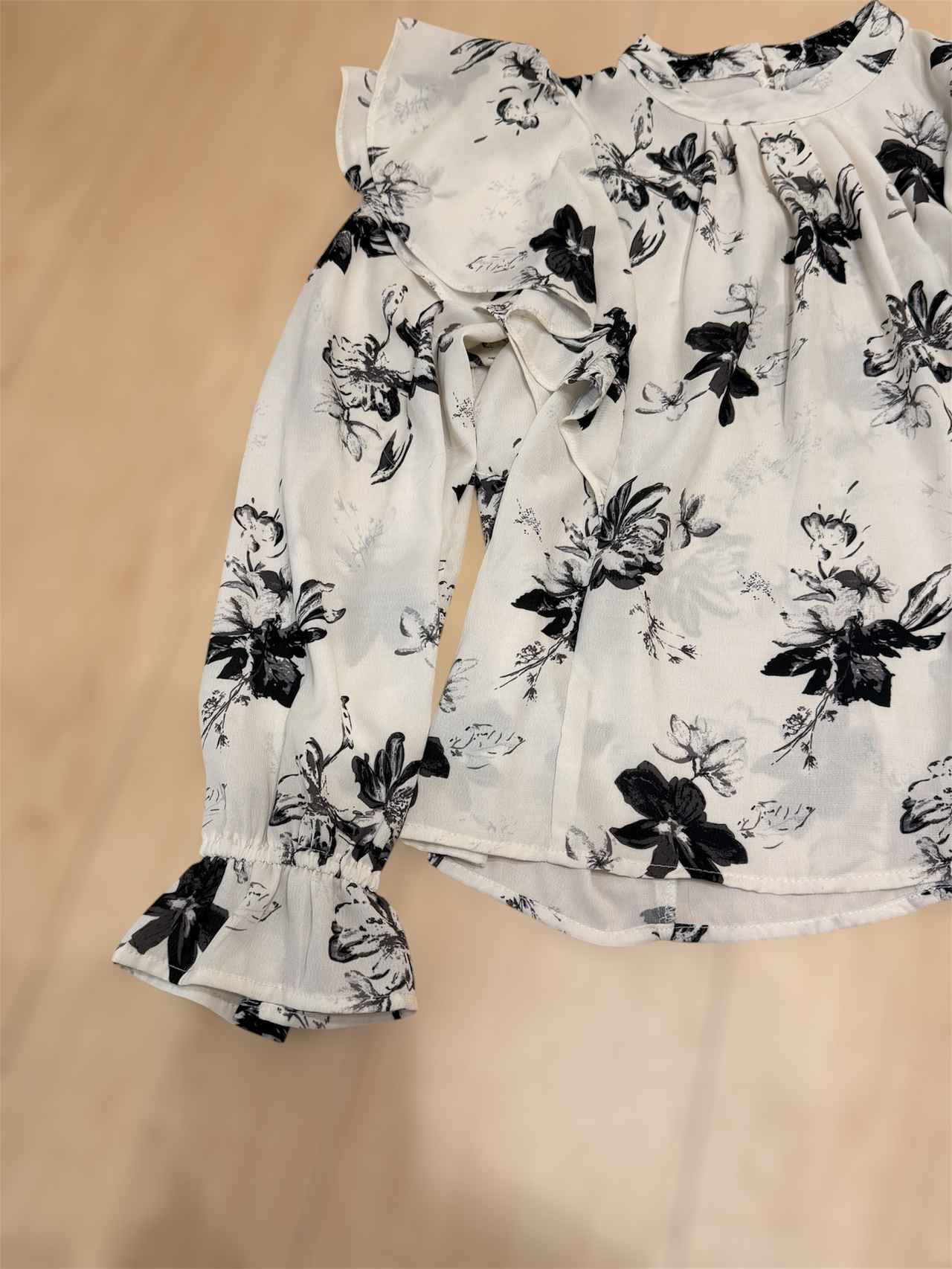 画像: フリルは袖口にも