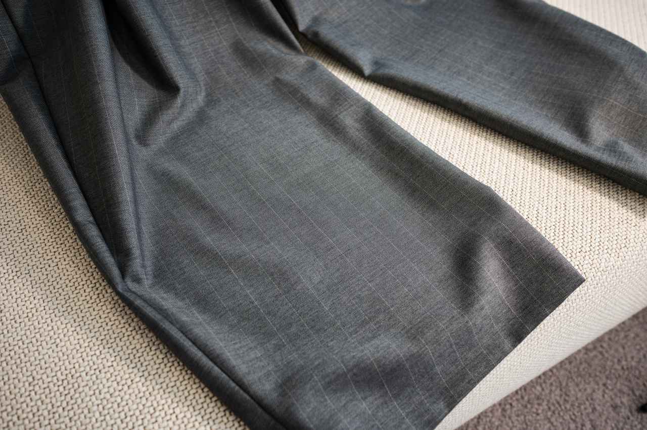 画像: スラックスにはピンストライプ柄。知的なムードを加えます 出典：H＆M