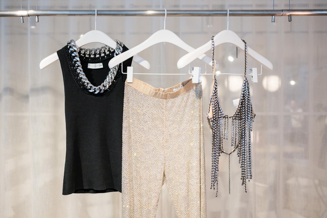 画像: （左から）タンクトップ￥16,999、パンツ￥16,999、ブラ￥24,999 出典：H＆M