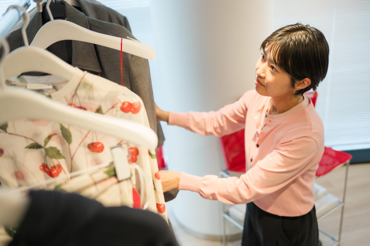 画像: 気になるアイテムが多く、セレクトに悩む岩﨑さん 出典：H＆M