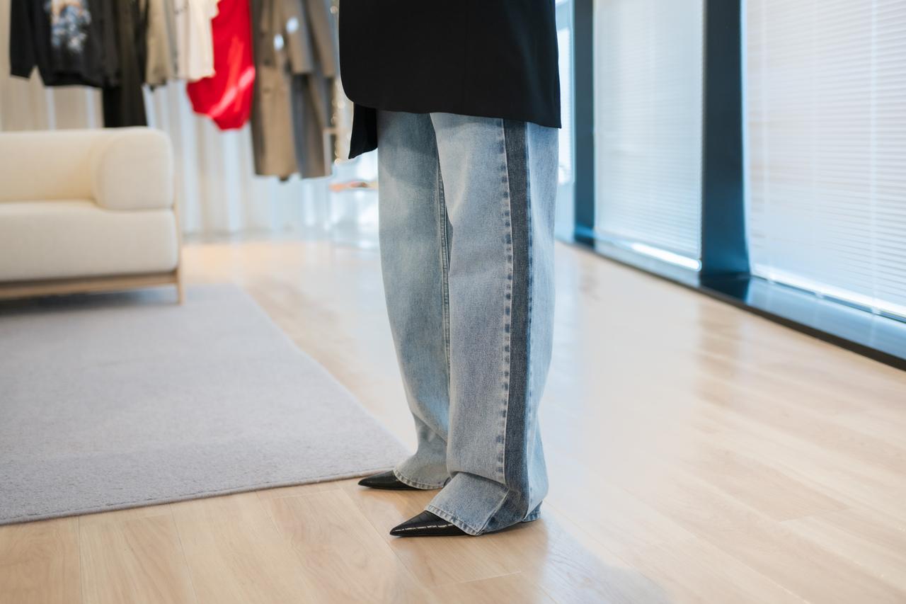 画像: デニムパンツはサイドの切り替えがアクセントに 出典：H＆M