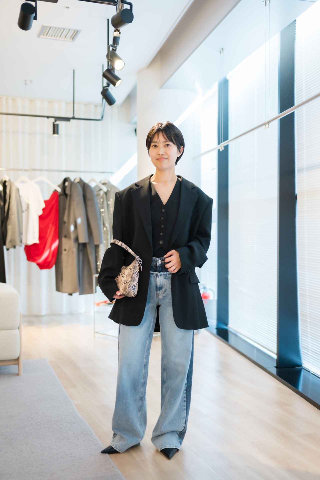 画像: ジャケット￥29,999、ジレ￥12,999、パンツ￥12,999、バッグ￥14,999　その他／本人私物 出典：H＆M