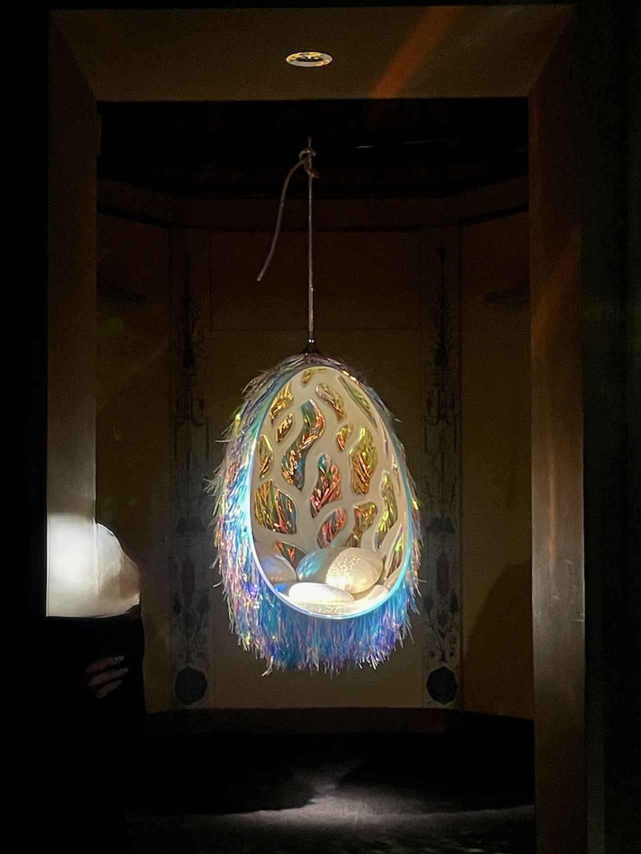 画像: エストゥディオ・カンパーナとジェラルディン・ゴンザレスがコラボレーションした「Dichroic Cocoon」