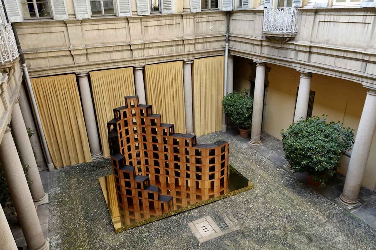 画像: 2Fから見た中庭のNoxenスツール