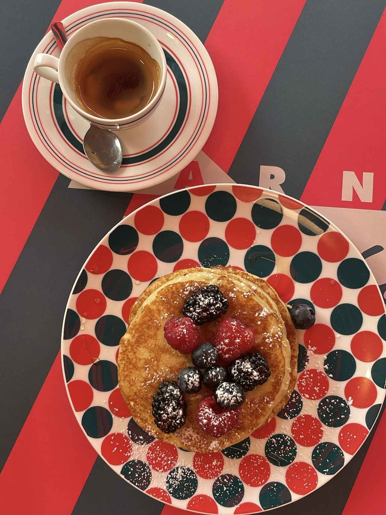 画像: エスプレッソ€3、ミックスベリーとメープルシロップのパンケーキ€12