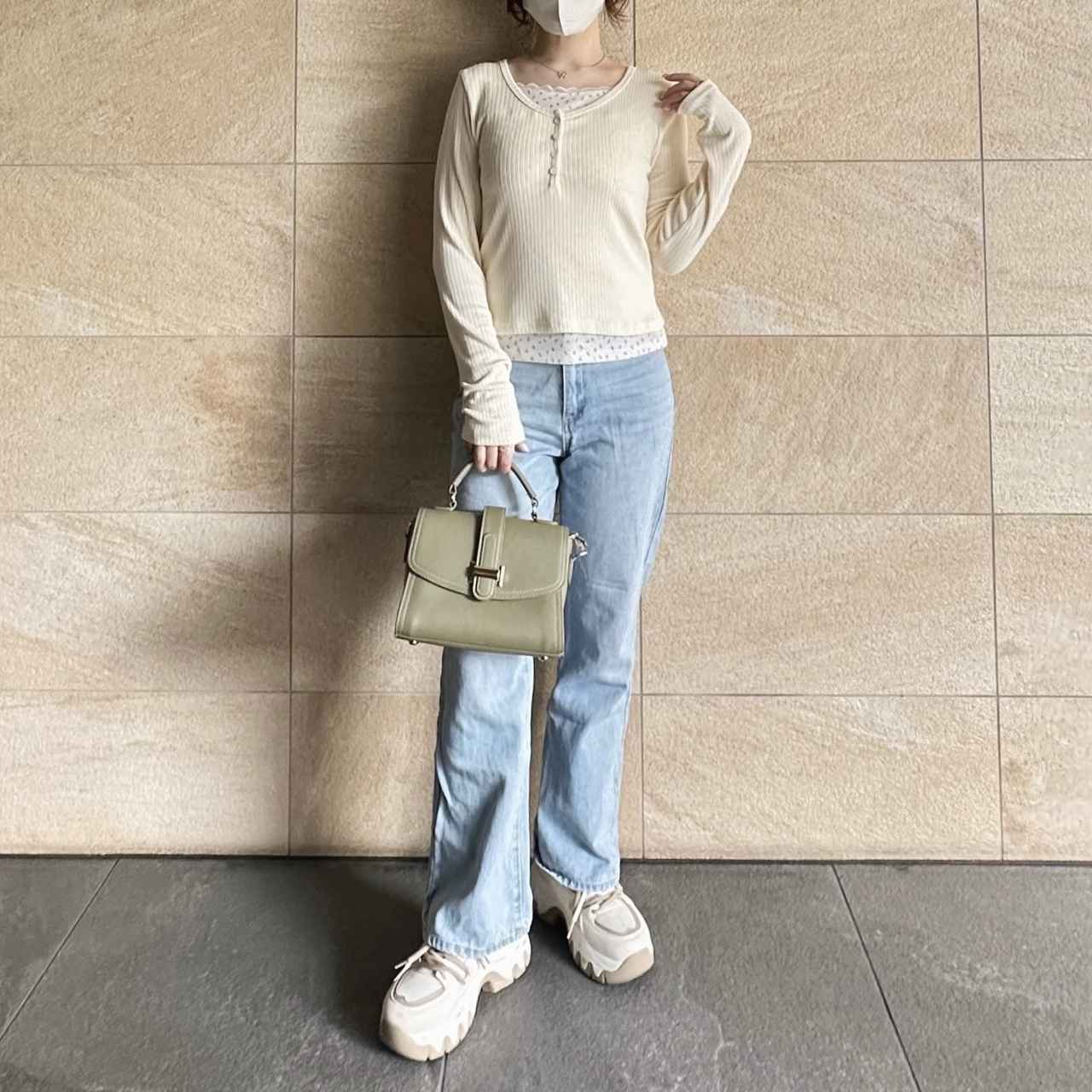 画像: デニム合わせで爽やかカジュアルに