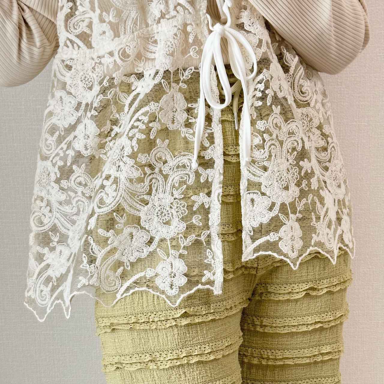 画像: 裾の波波デザインがコーディネートのアクセントに