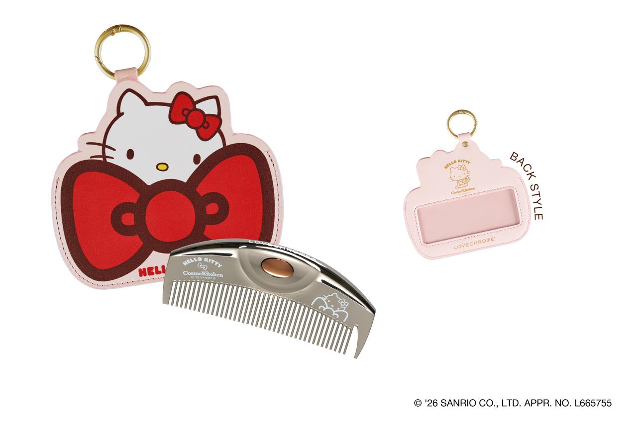 画像: 【コスメキッチン×ハローキティ】〈HELLO KITTY〉（R）PGツキ プレミアムブラックコームケース付き［縦4.6×横10×奥行き9㎝］¥7,920 www.cosmekitchen-webstore.jp