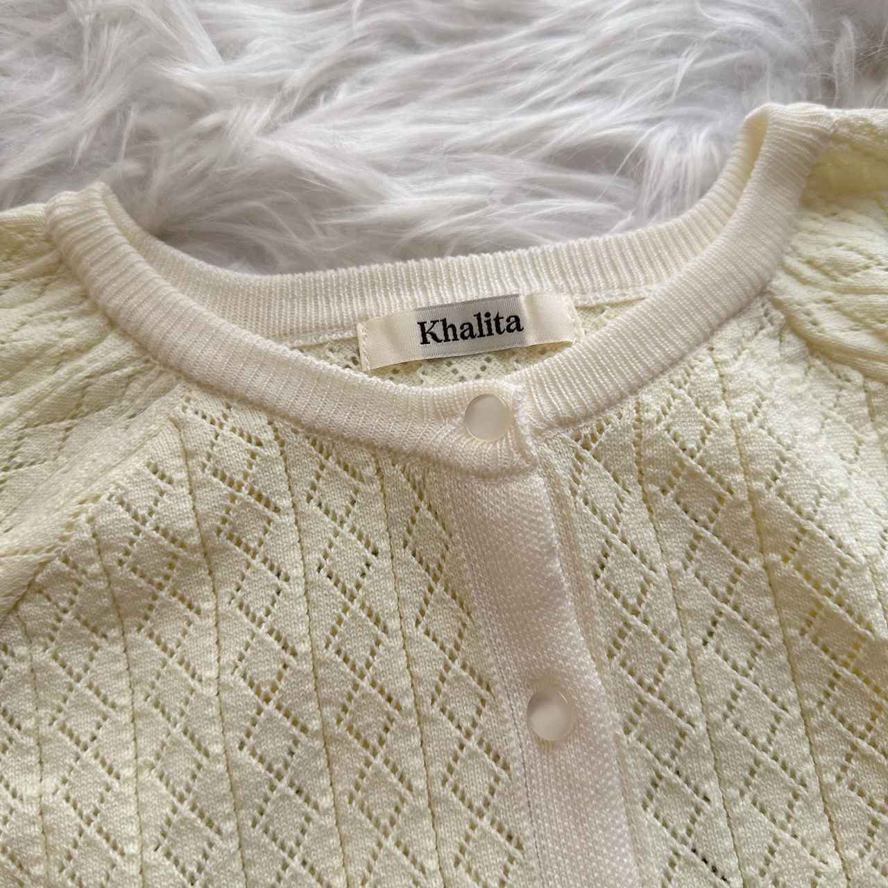 画像: クルーネック ＆ つるんとボタンで上品見え