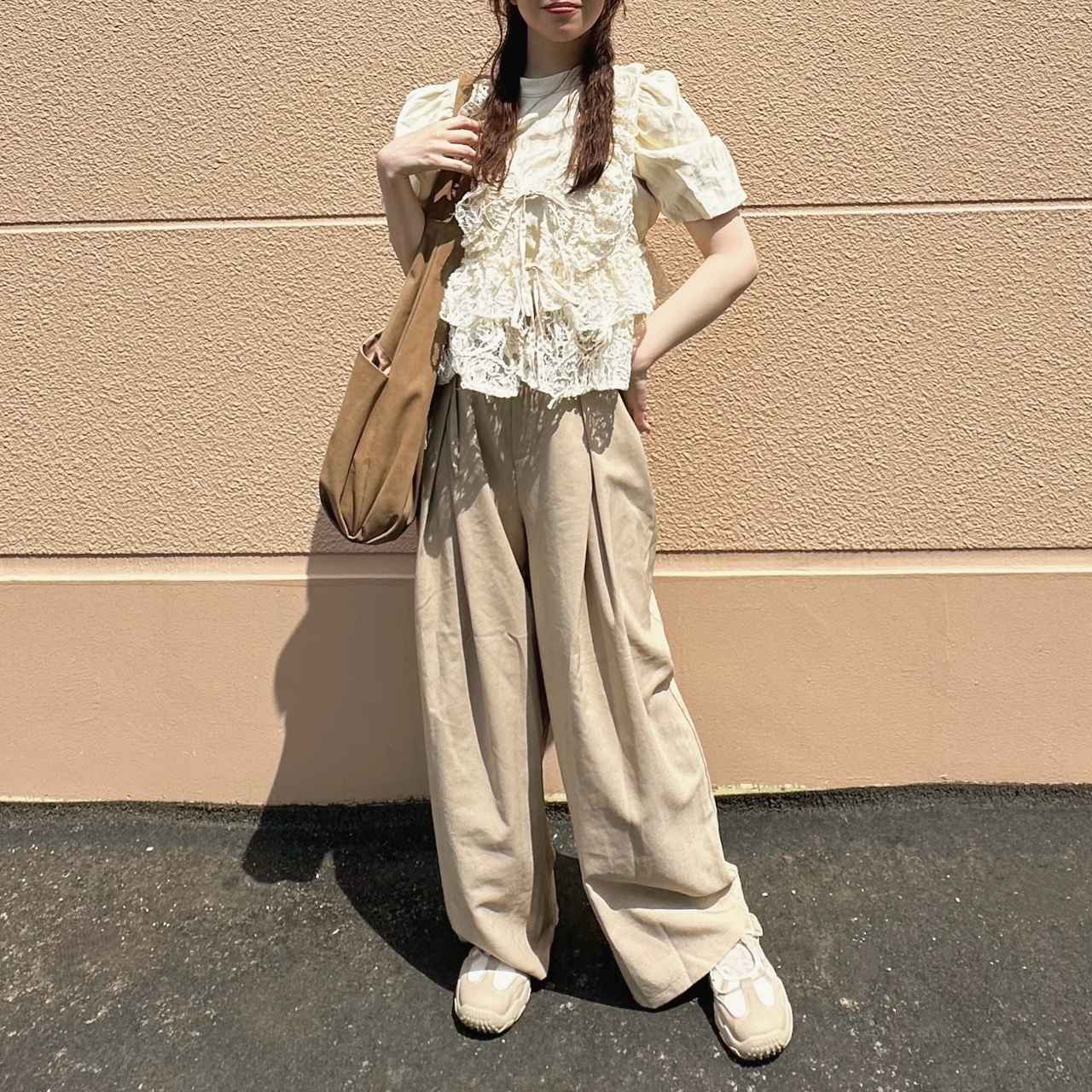 画像: きれいめアイテムにスニーカーを合わせた大人カジュアル