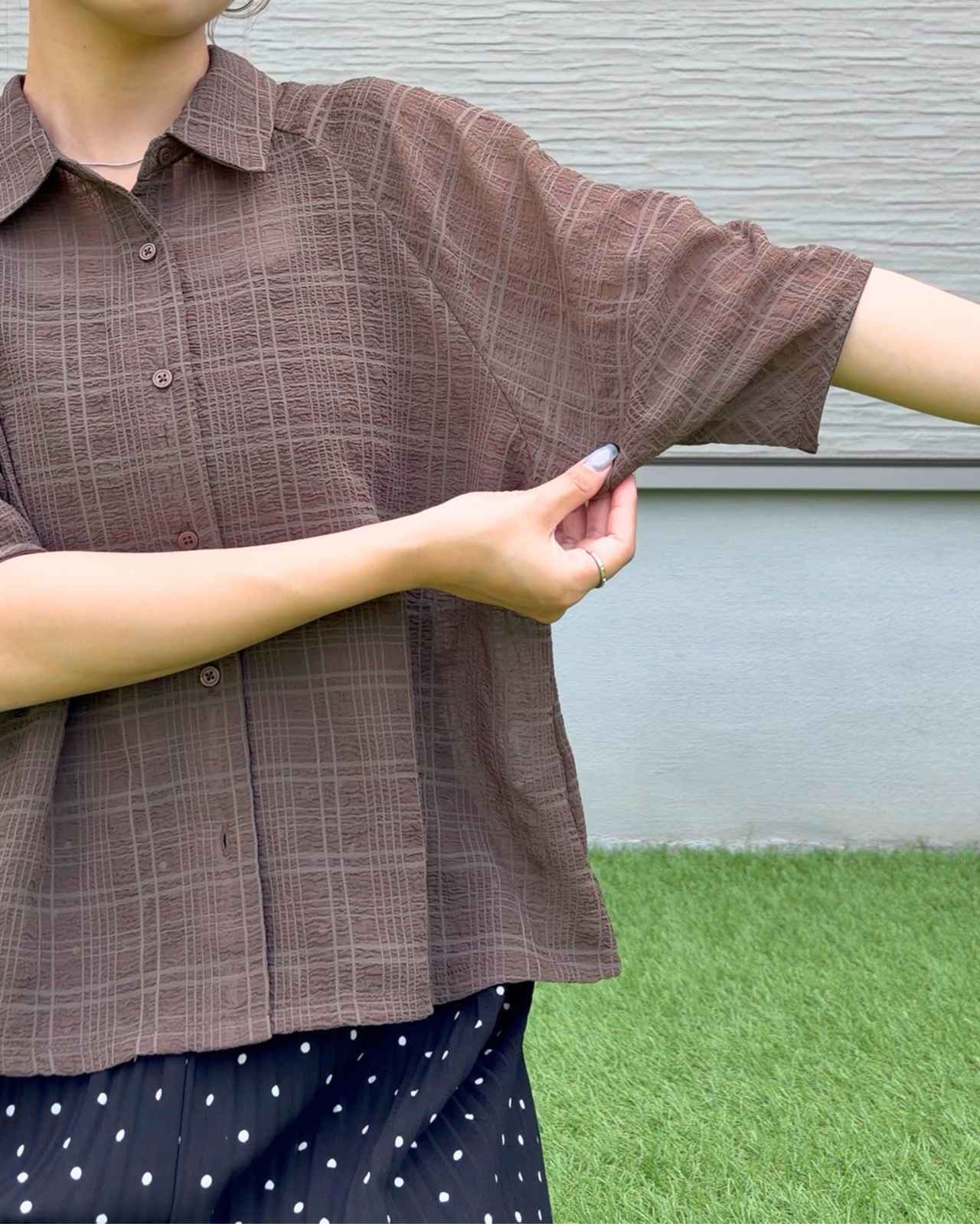 画像: パフ袖で二の腕を完全カバー