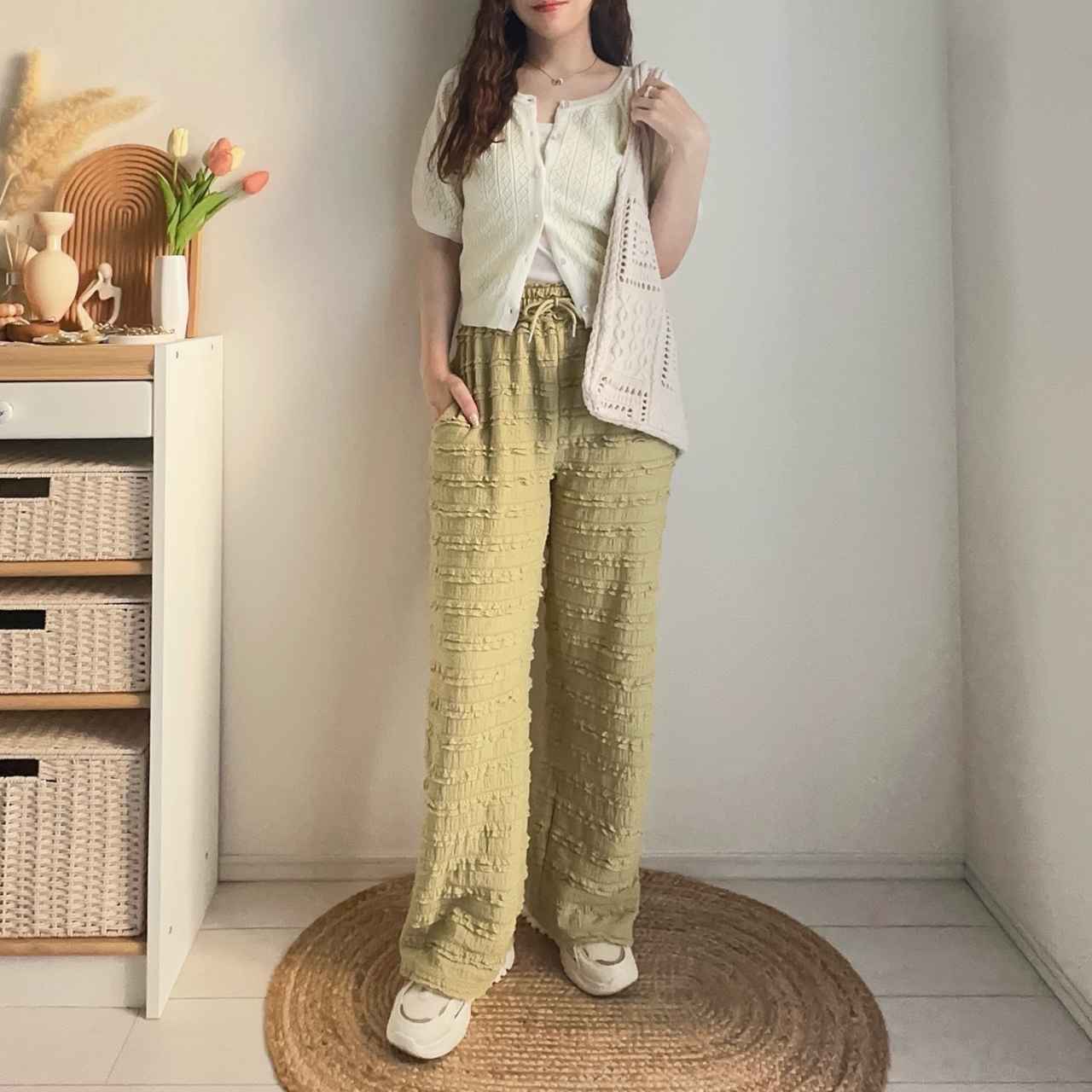 画像: ワイドパンツで華やかさをプラスしたナチュラルコーデ