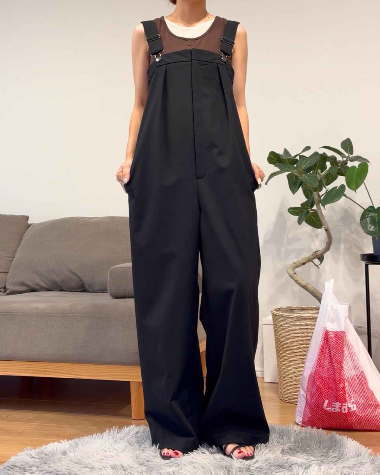 画像: お腹まわりスッキリなサロペットパンツで、遊び心のあるコーデに