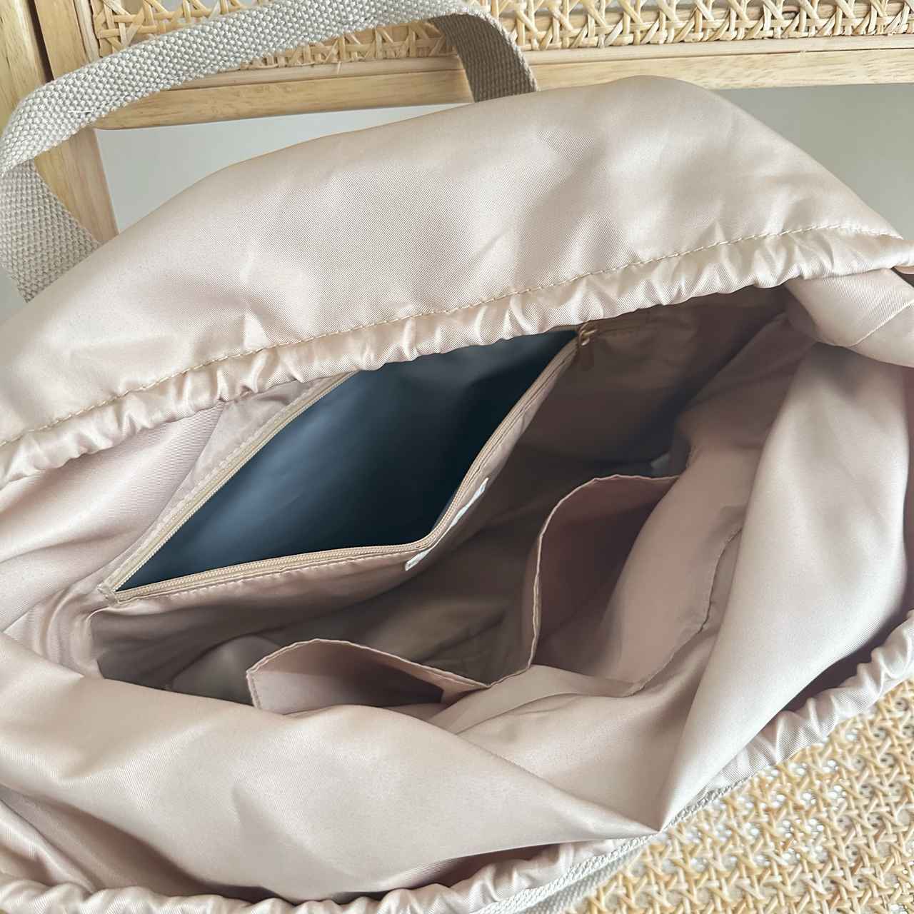画像: ポケット付きで荷物の整理も楽々