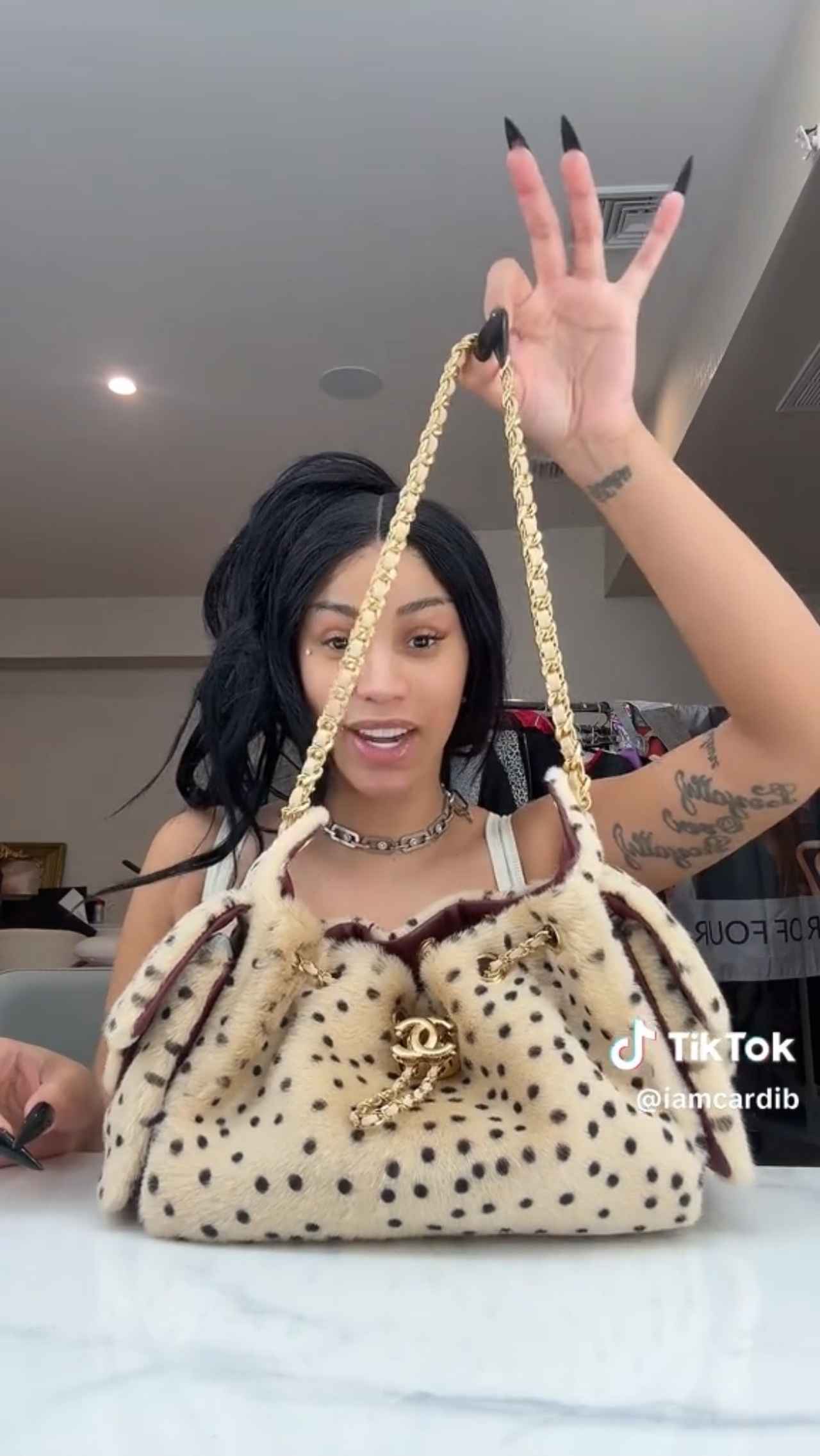 画像1: 出典: iamcardib / TikTok