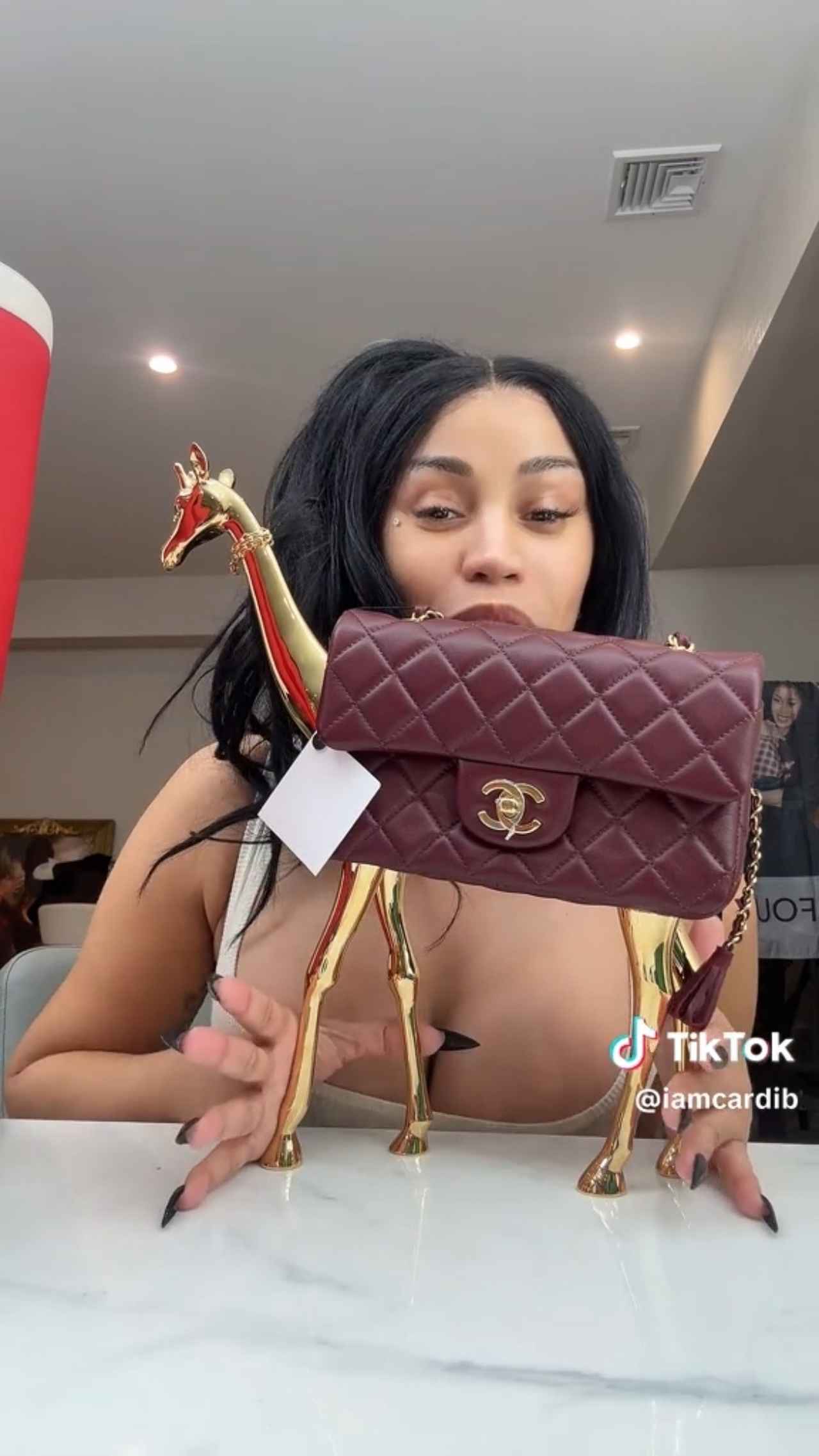 画像2: 出典: iamcardib / TikTok