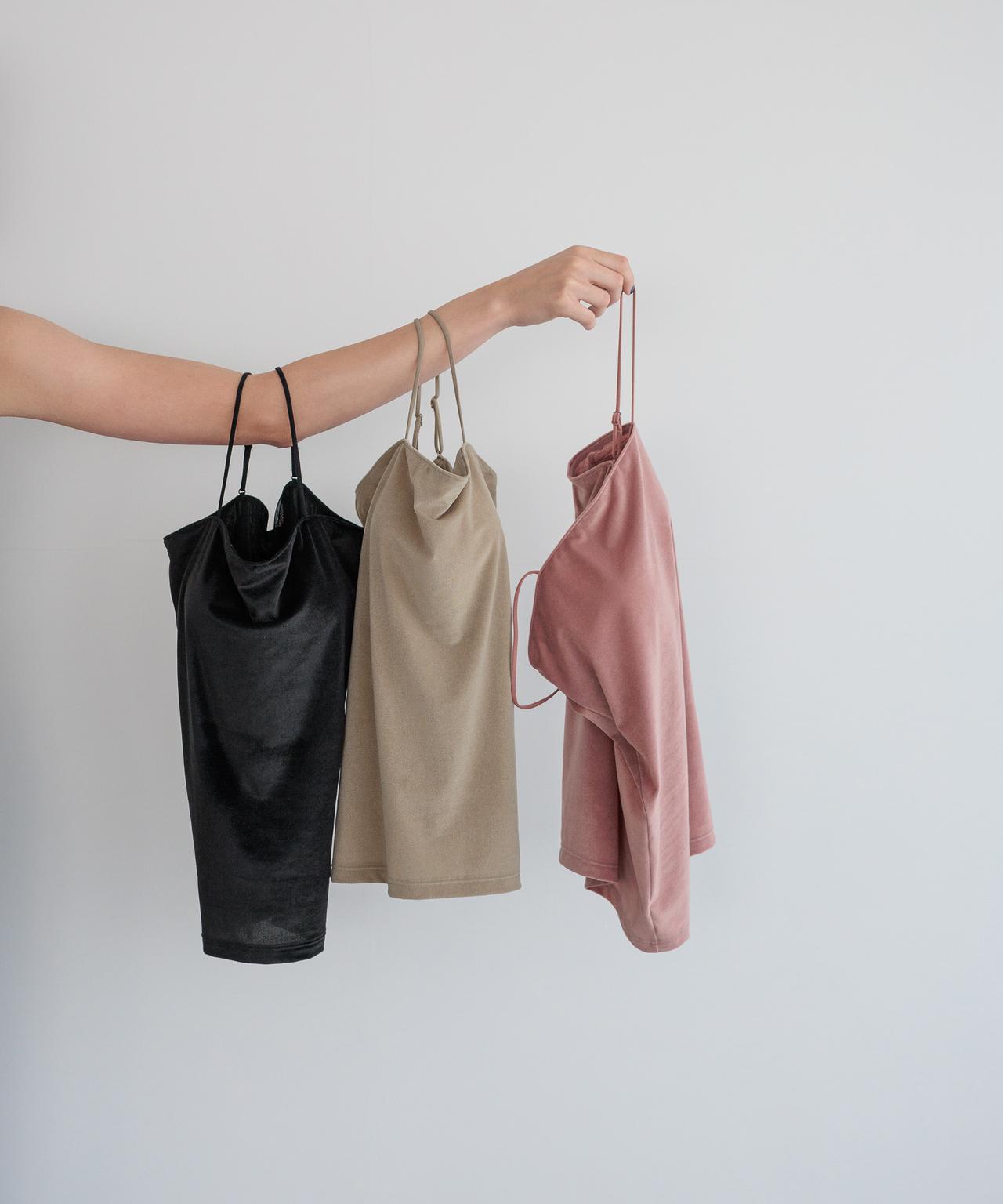 画像: 【bijorie】ベロア カップ付きキャミソール NEW BASIC series（ブラック、ベージュ、ダスティピンク）各¥4,990（すべてベイフロー） 出典：ベイフロー
