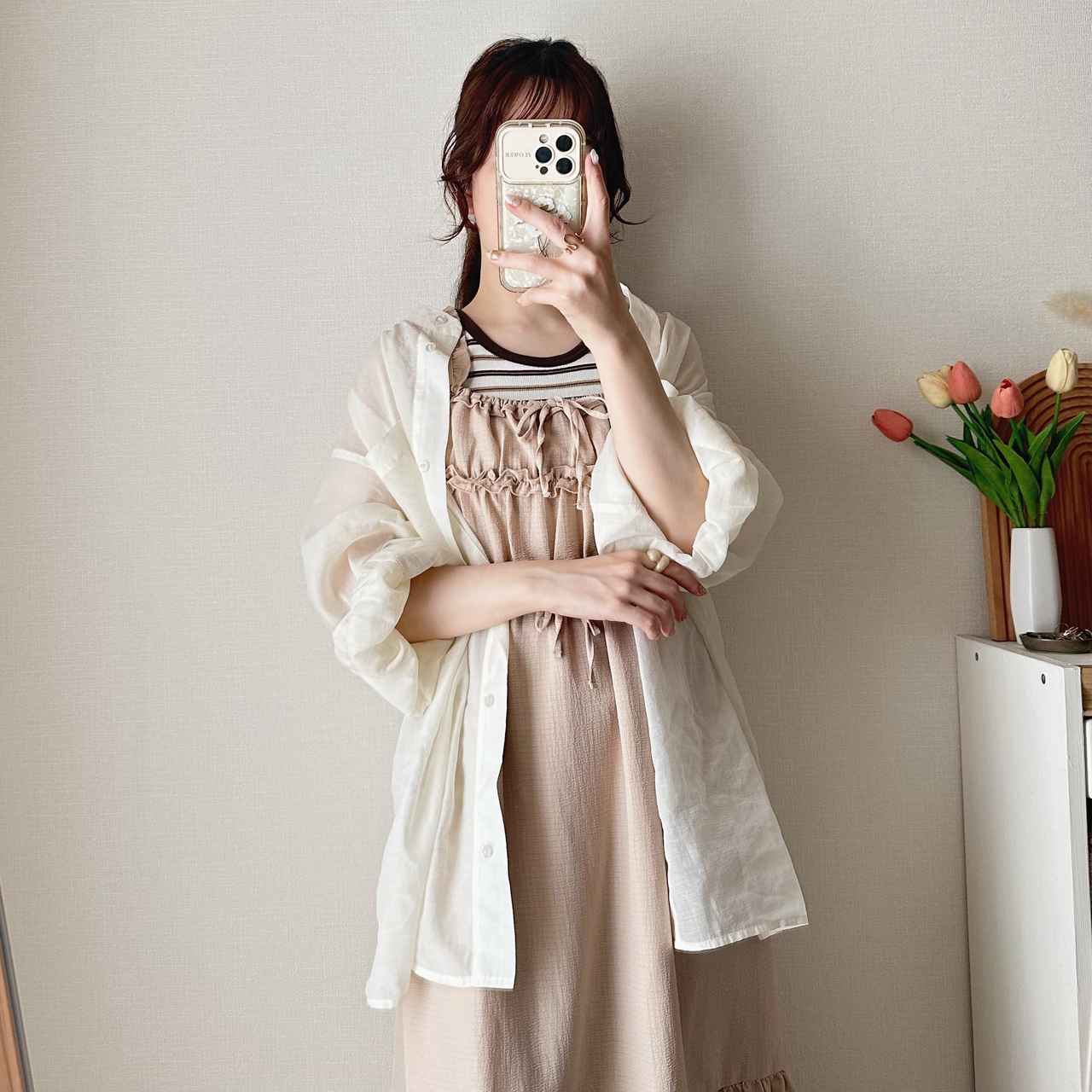 画像: シャツにもワンピースにも合わせやすい万能アイテム